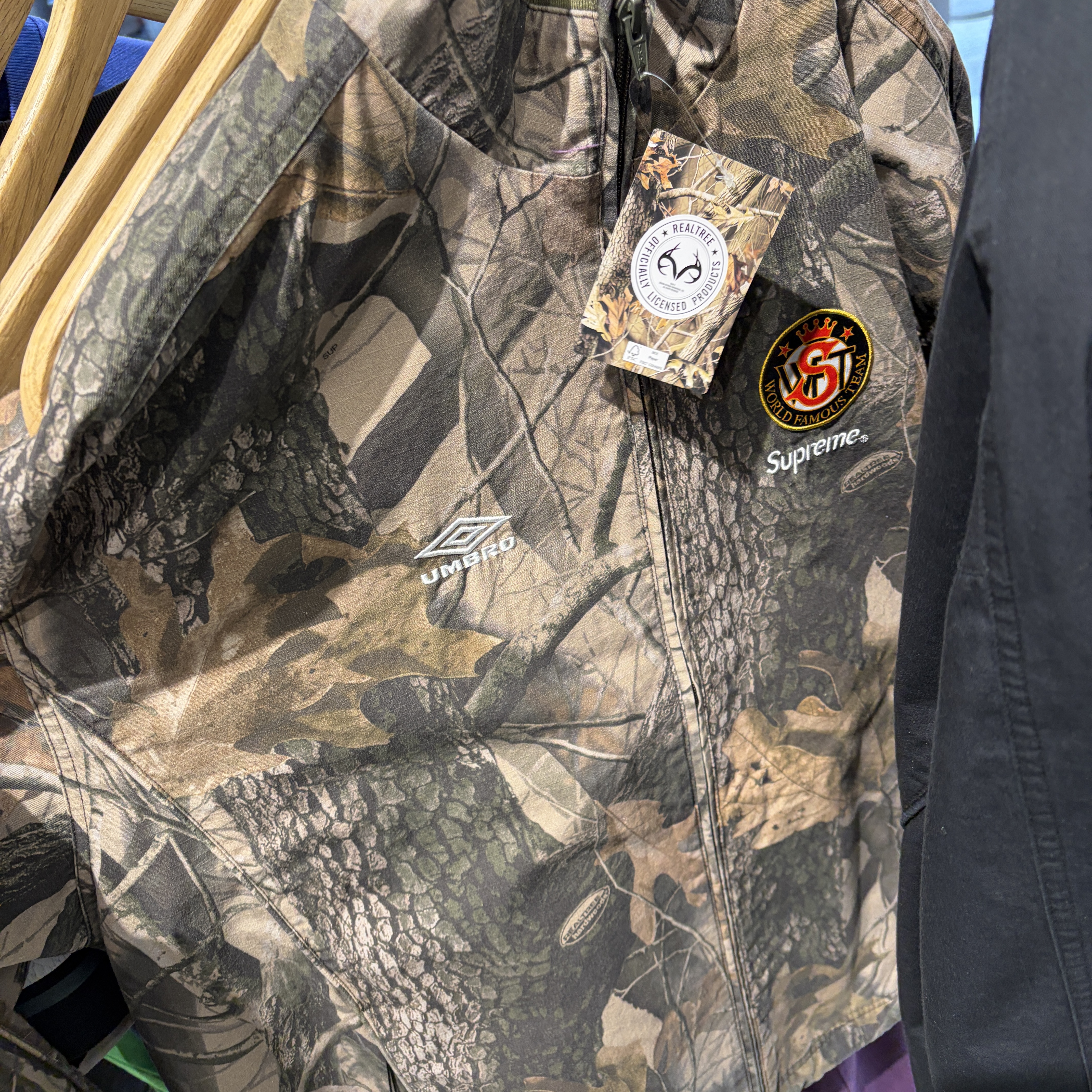 Supreme x Umbro Cotton Ripstop Track Jacket Realtree Hardwoods Camo - 26SS 착용 스타일