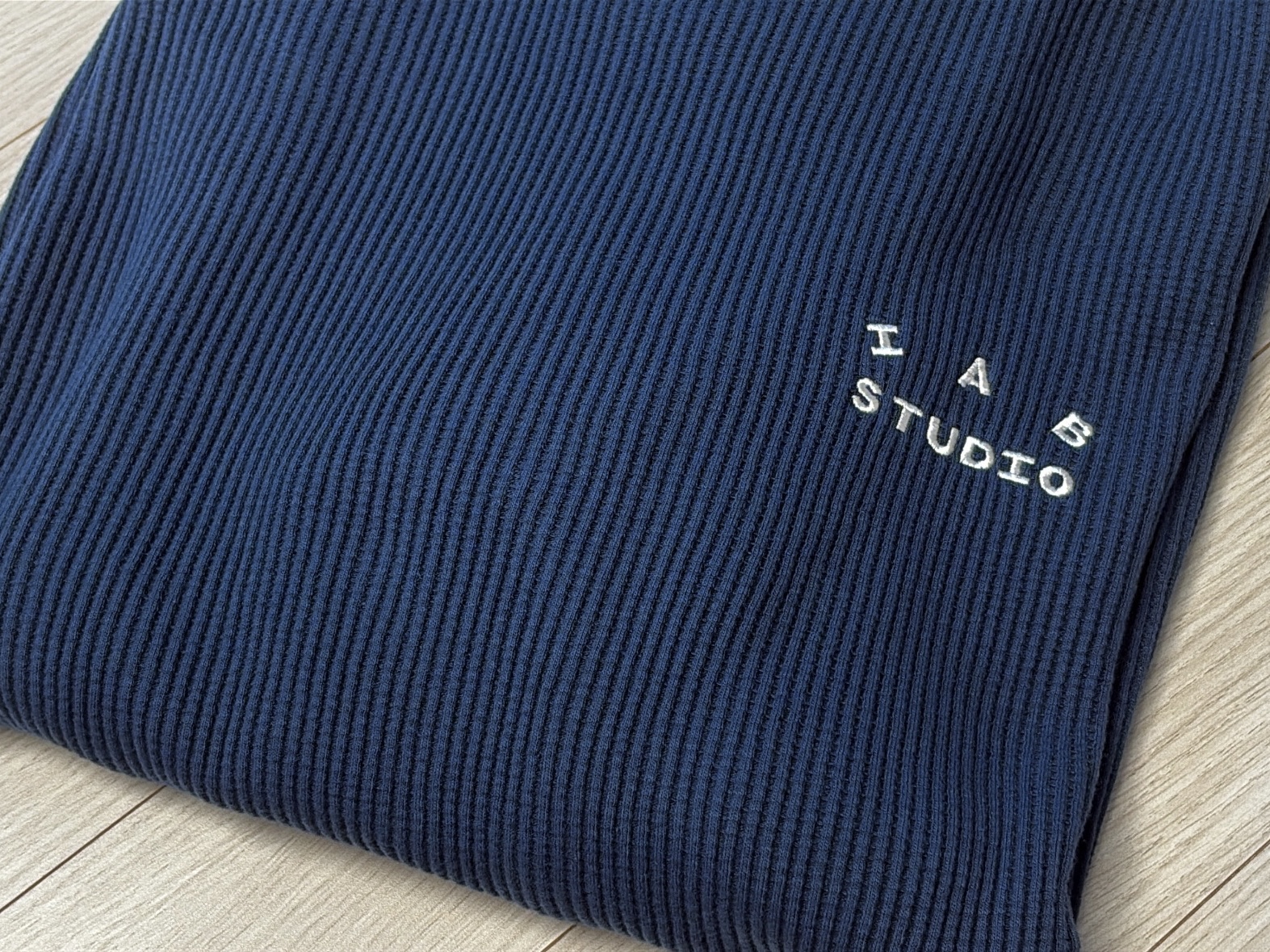 IAB Studio IAB Waffle Long Sleeve Navy 착용 스타일