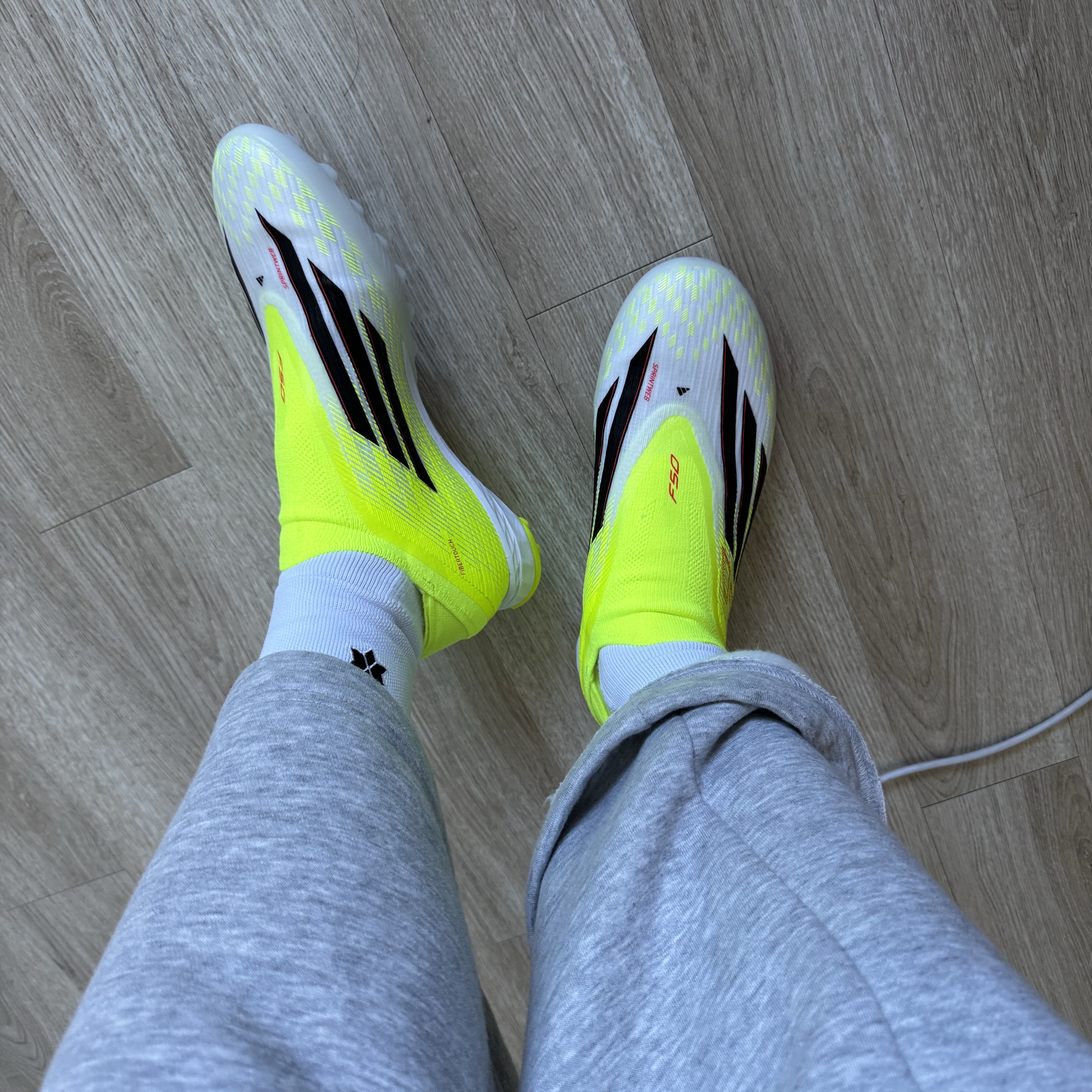 Adidas F50 Pro Laceless TF Team Solar Yellow 2 Core Black 착용 스타일