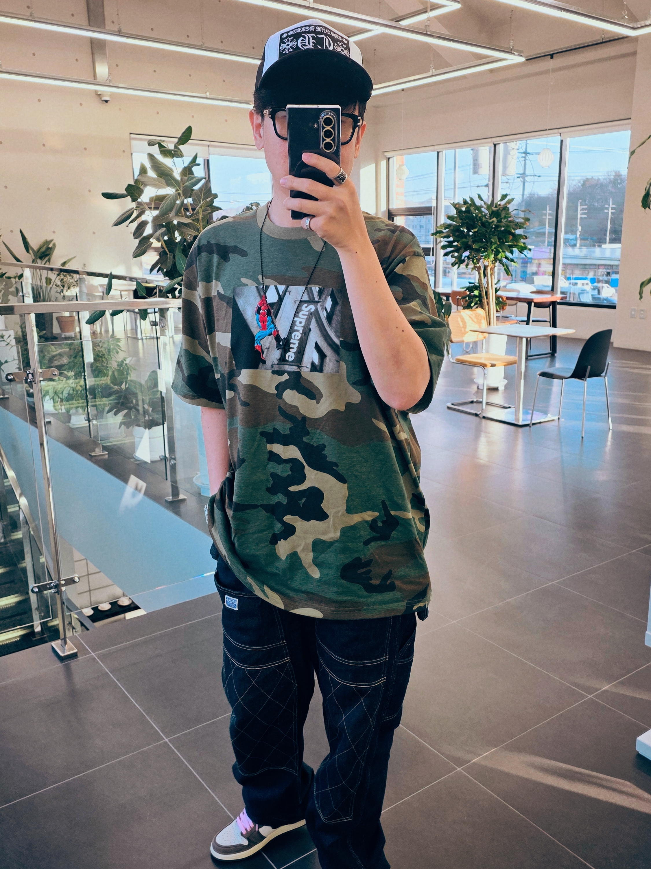 Supreme x Spider-Man T-Shirt Woodland Camo - 26SS, Kapital 11.5 oz. Denim Lumber Pants Indigo 착용 스타일 - 1