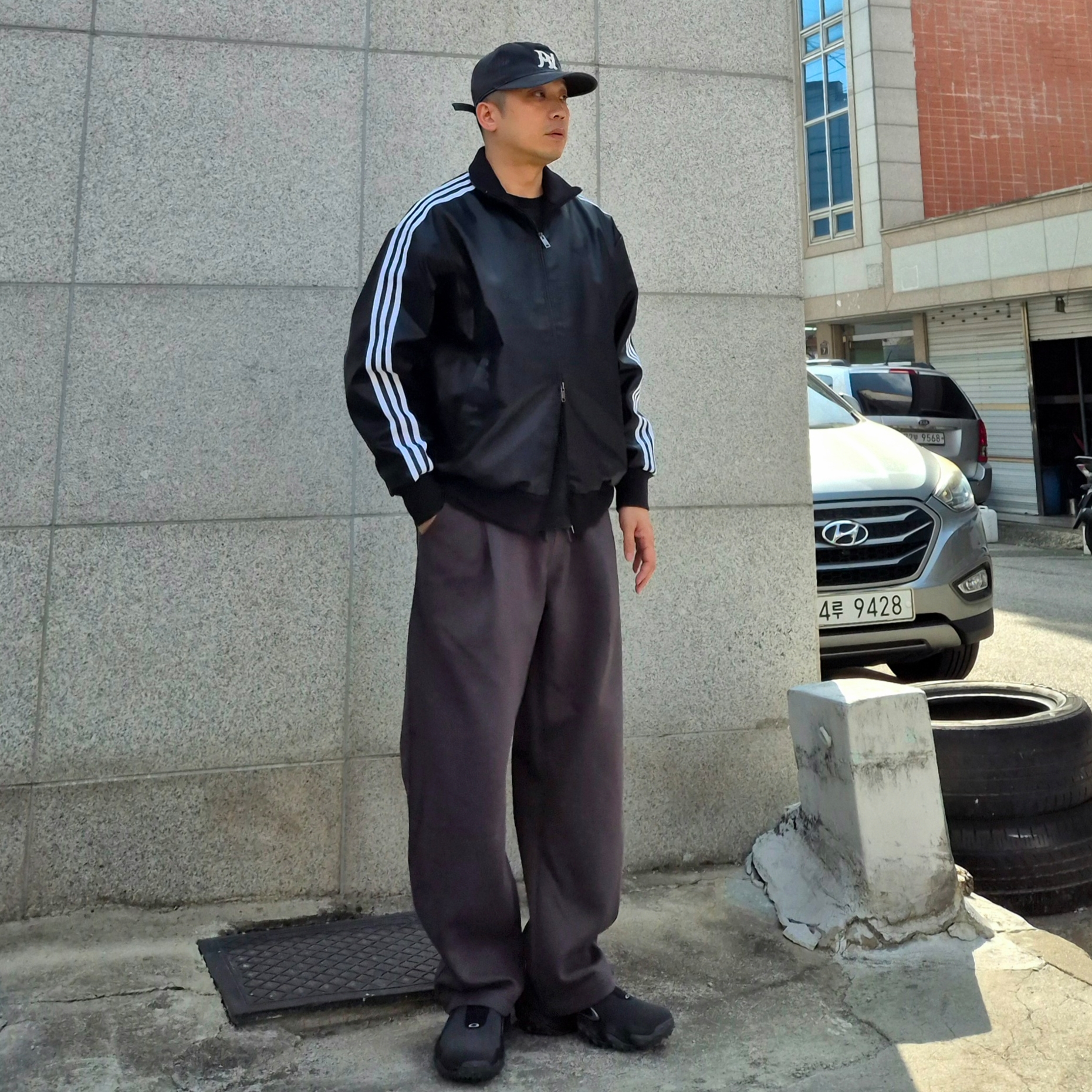 Oakley Edge Icon Blackout, Adidas Pleather 3S Track Top Black - KR Sizing 착용 스타일 - 2