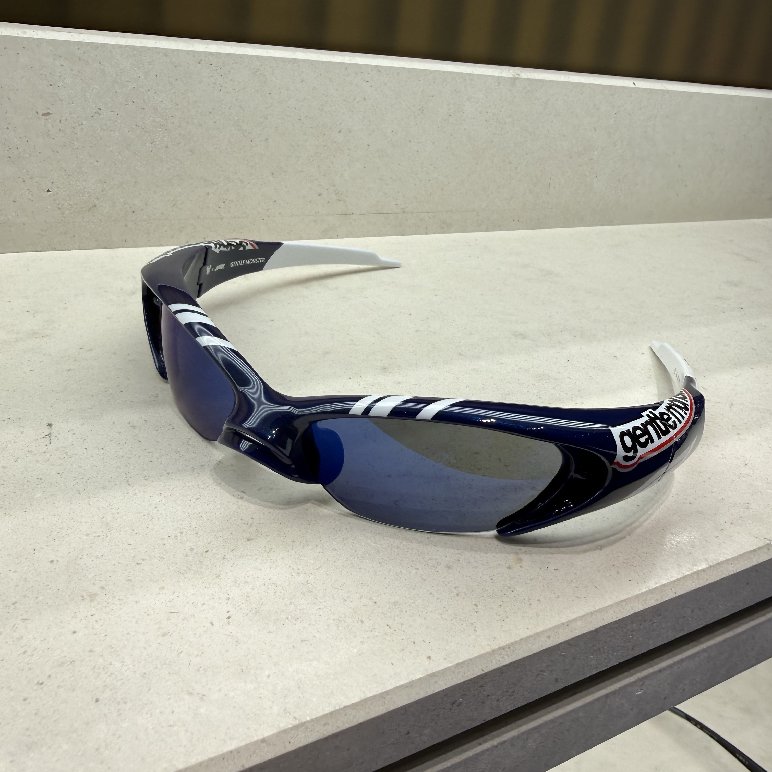 Gentle Monster x Disney x F1 Slipstream N8 Blue 착용 스타일 - 2