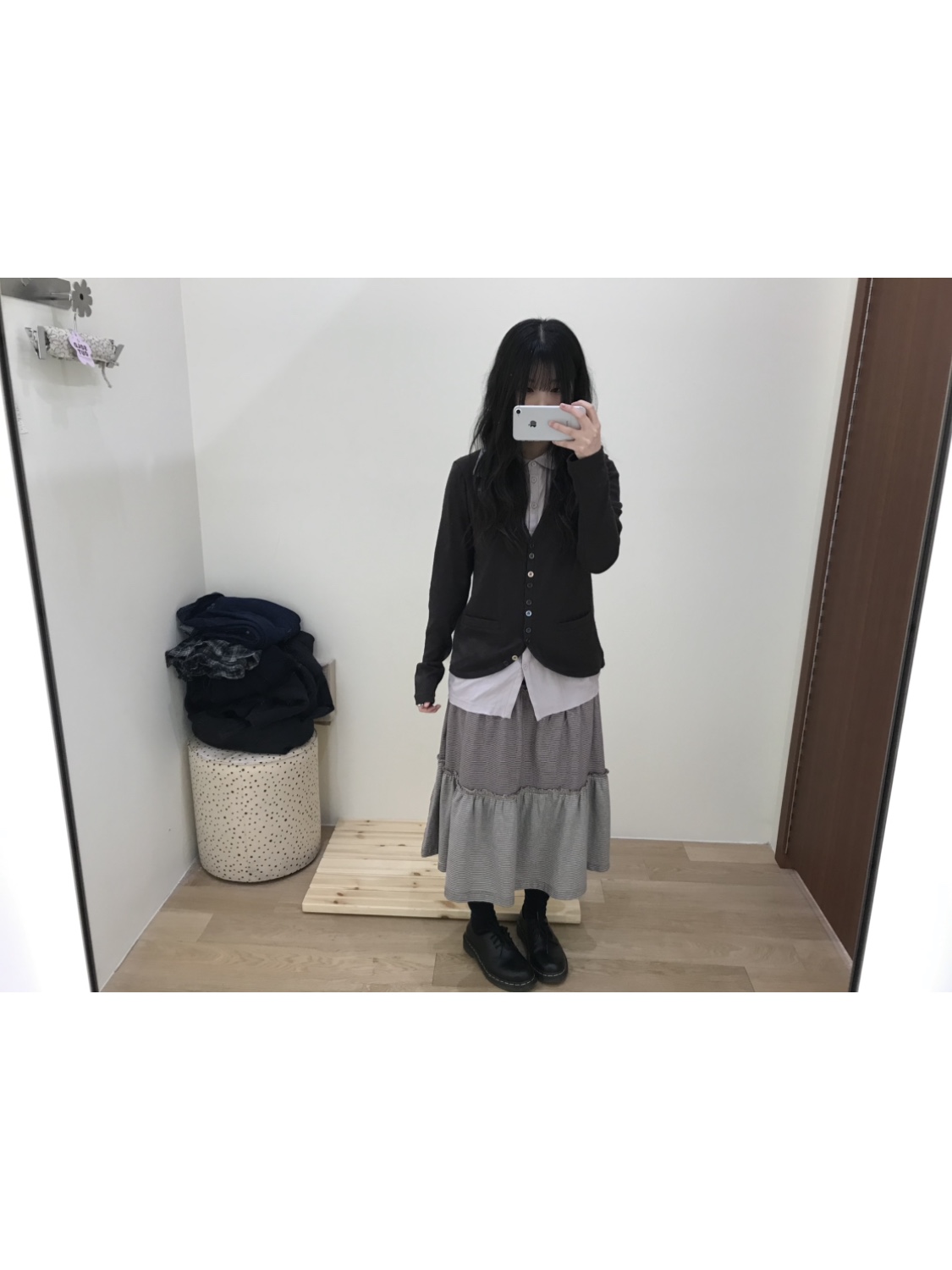 COYSEIO Colored Stripe Midi Skirt Grey Beige, COYSEIO Layered Shirt Cardigan Brown 착용 스타일 - 2