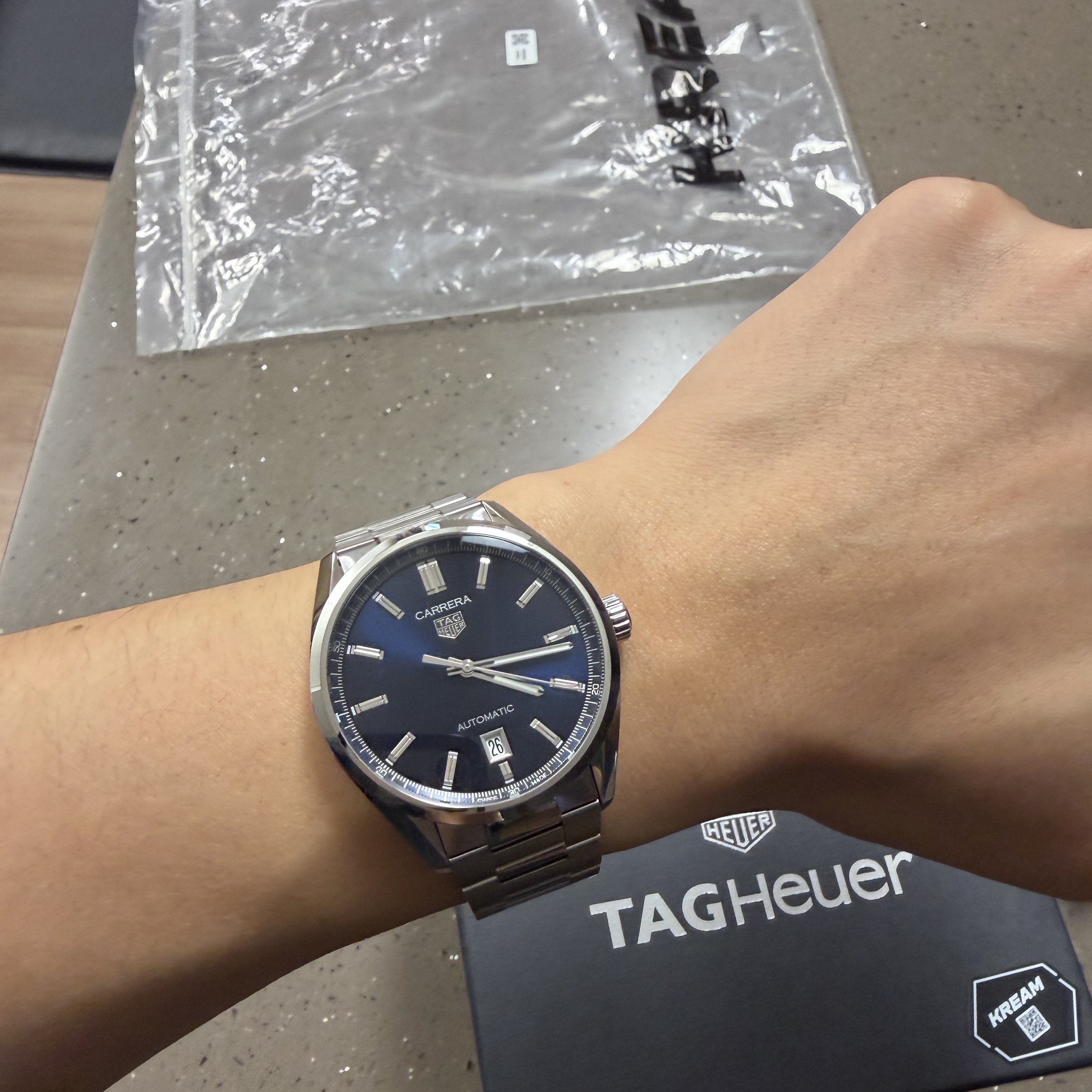 TAG Heuer Carrera Date Calibre 5 Automatic Steel Blue 착용 스타일