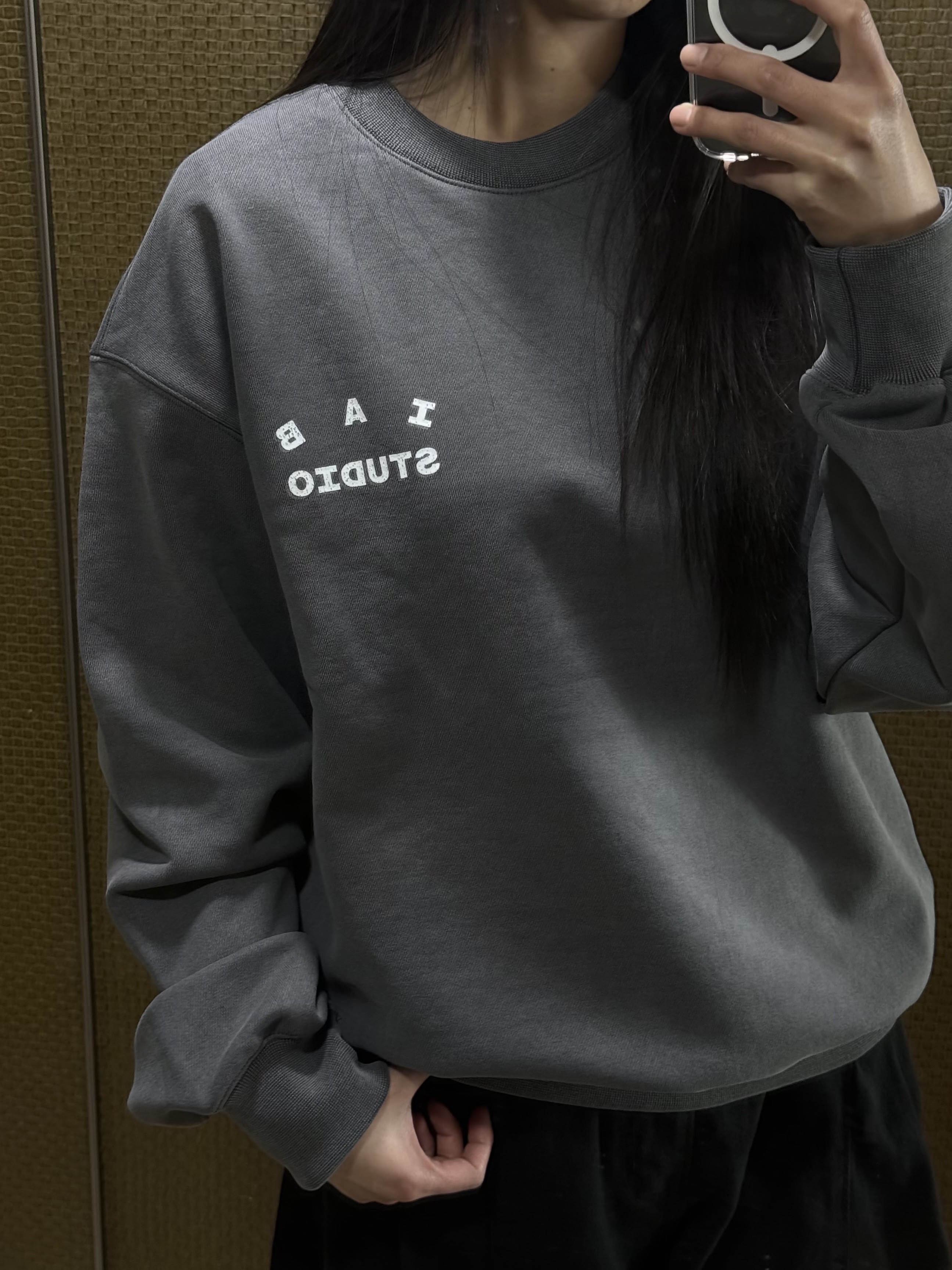 IAB Studio IAB Damaged Logo Sweatshirt Charcoal 착용 스타일 - 1