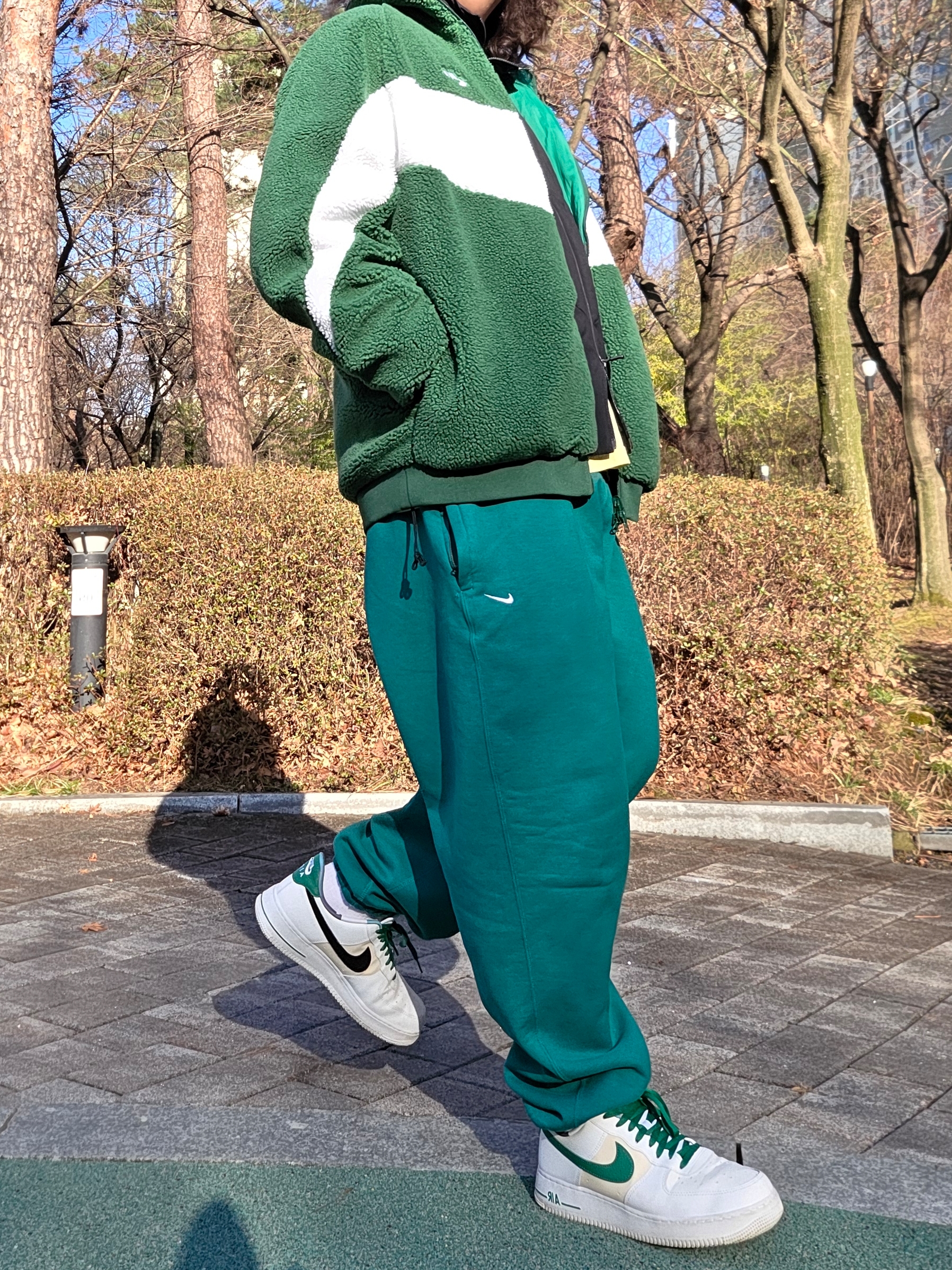 Nike Air Force 1 '07 LV8 EMB White Malachite, Nike NRG Solo Swoosh Fleece Pants Mystic Green - US/EU 착용 스타일