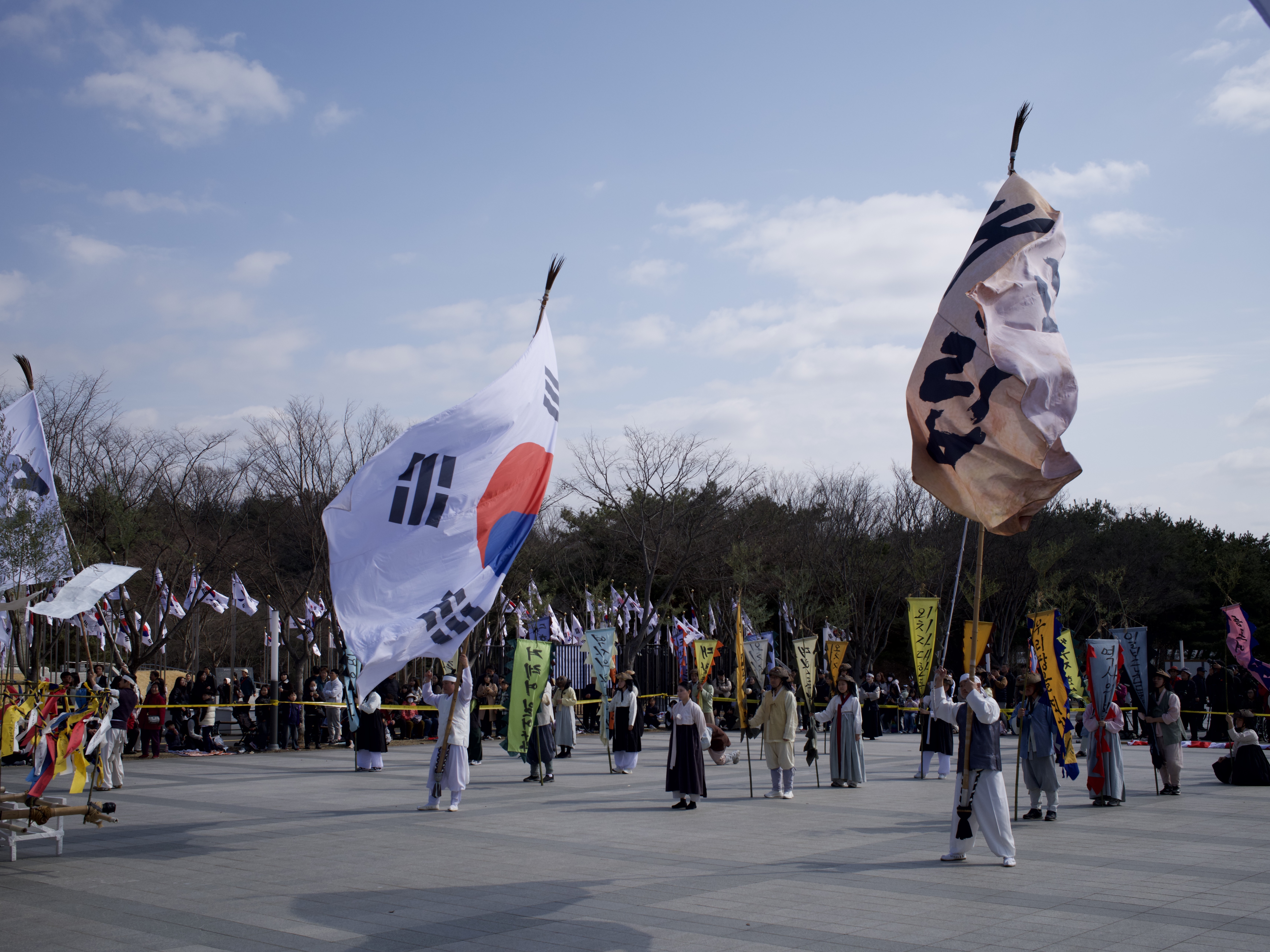 Fujifilm X100VI Silver (Korean Ver.), Nike Shox R4 Metallic Silver Red 착용 스타일 - 4