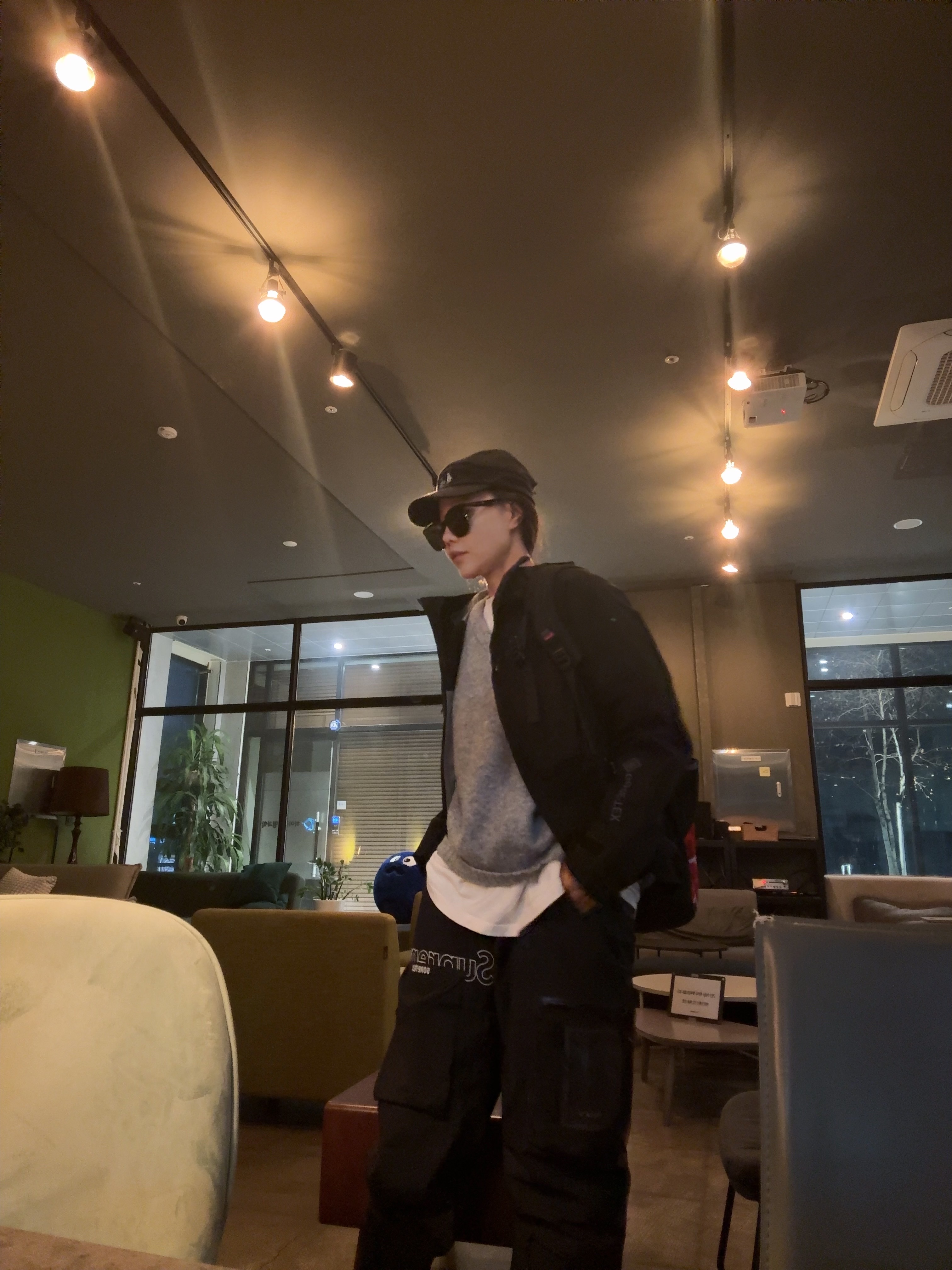 Nike ACG Tailwind Visor Cap Black, Supreme Gore-Tex Tech Pants Black - 21FW 착용 스타일 - 2