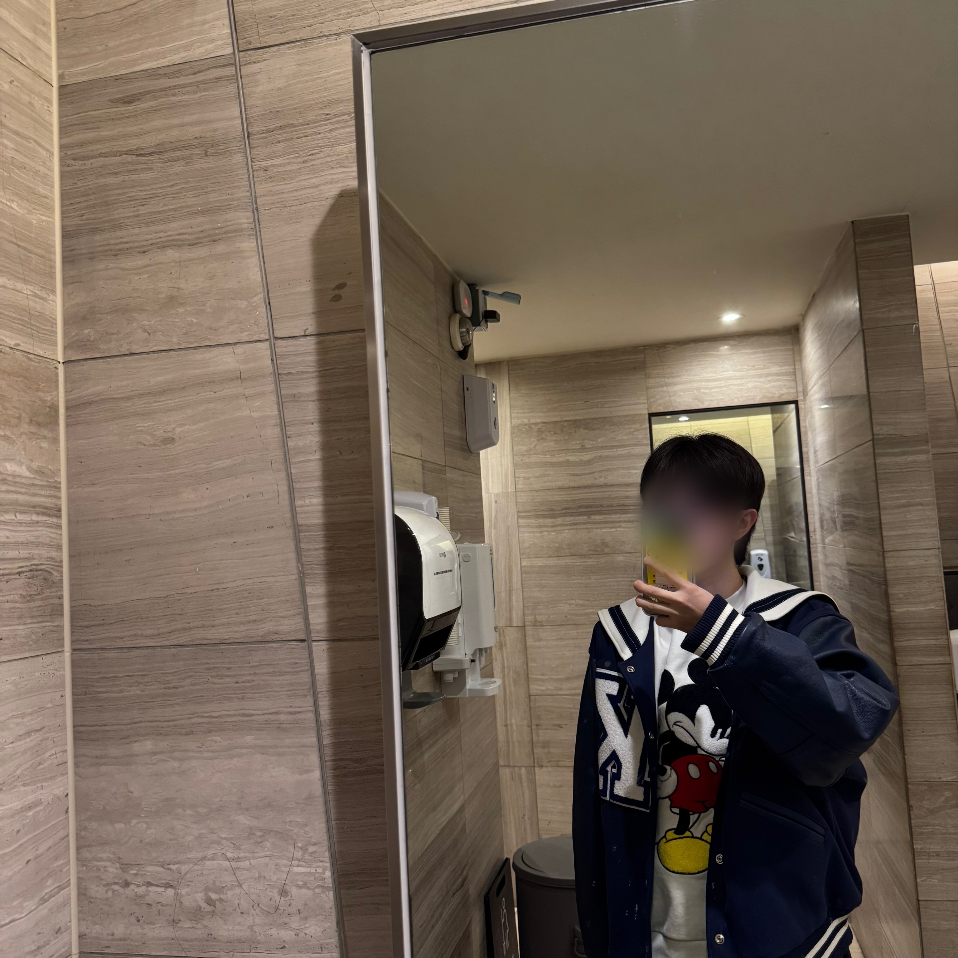 Kith x Disney for Mickey & Friends Mad Mickey Vintage Crewneck Sandrift 착용 스타일