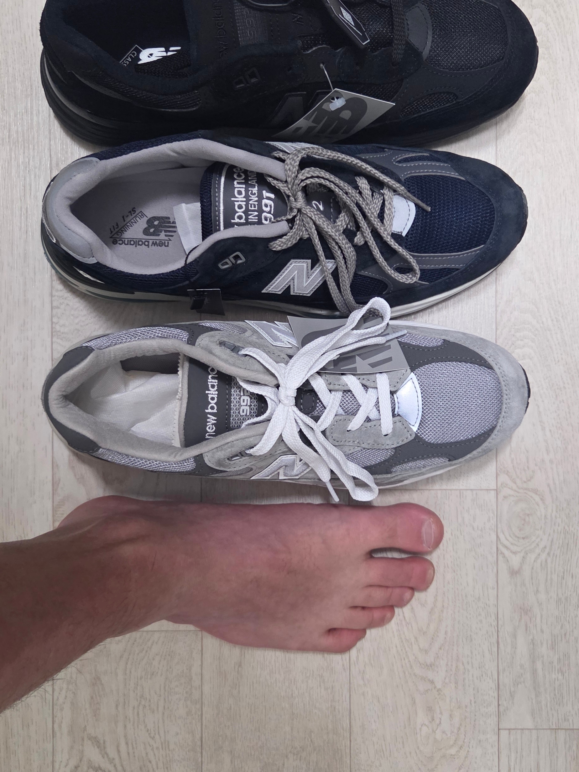 New Balance 991v2 Made in UK Dark Navy Smoked Pearl, New Balance 992 Made in USA Core Grey Silver Metallic 착용 스타일 - 3