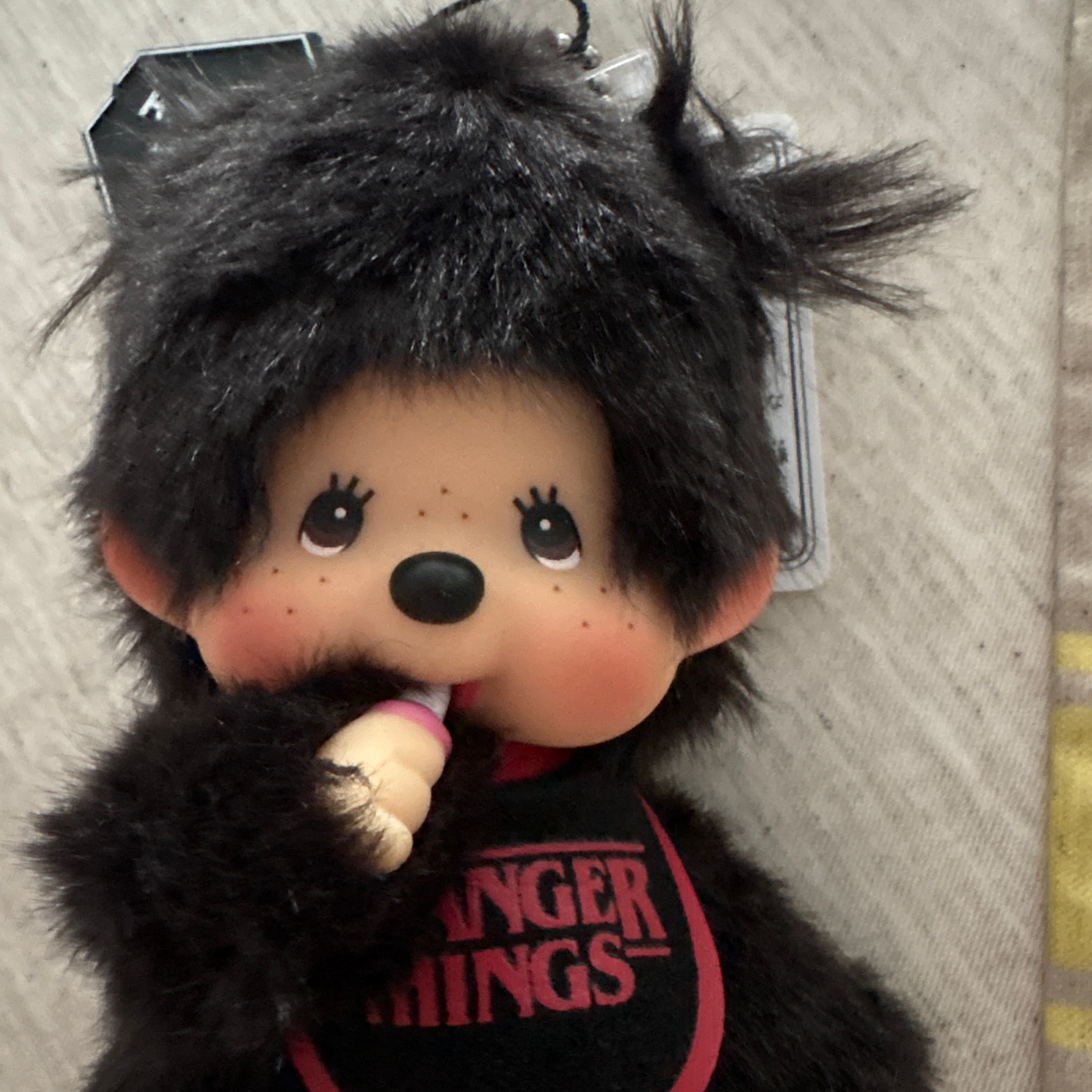 Monchhichi x Strange Things Key Chain Black Red 착용 스타일 - 1