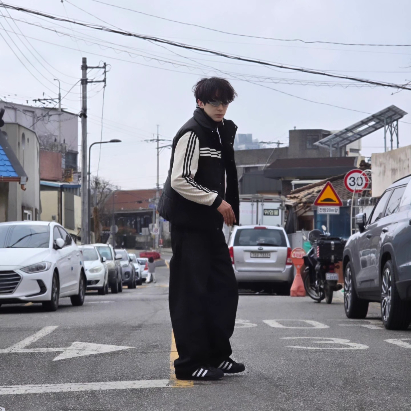 Adidas Originals 70s Padded Gilet Black - KR Sizing, Adidas Superstar Core Black White 착용 스타일 - 3