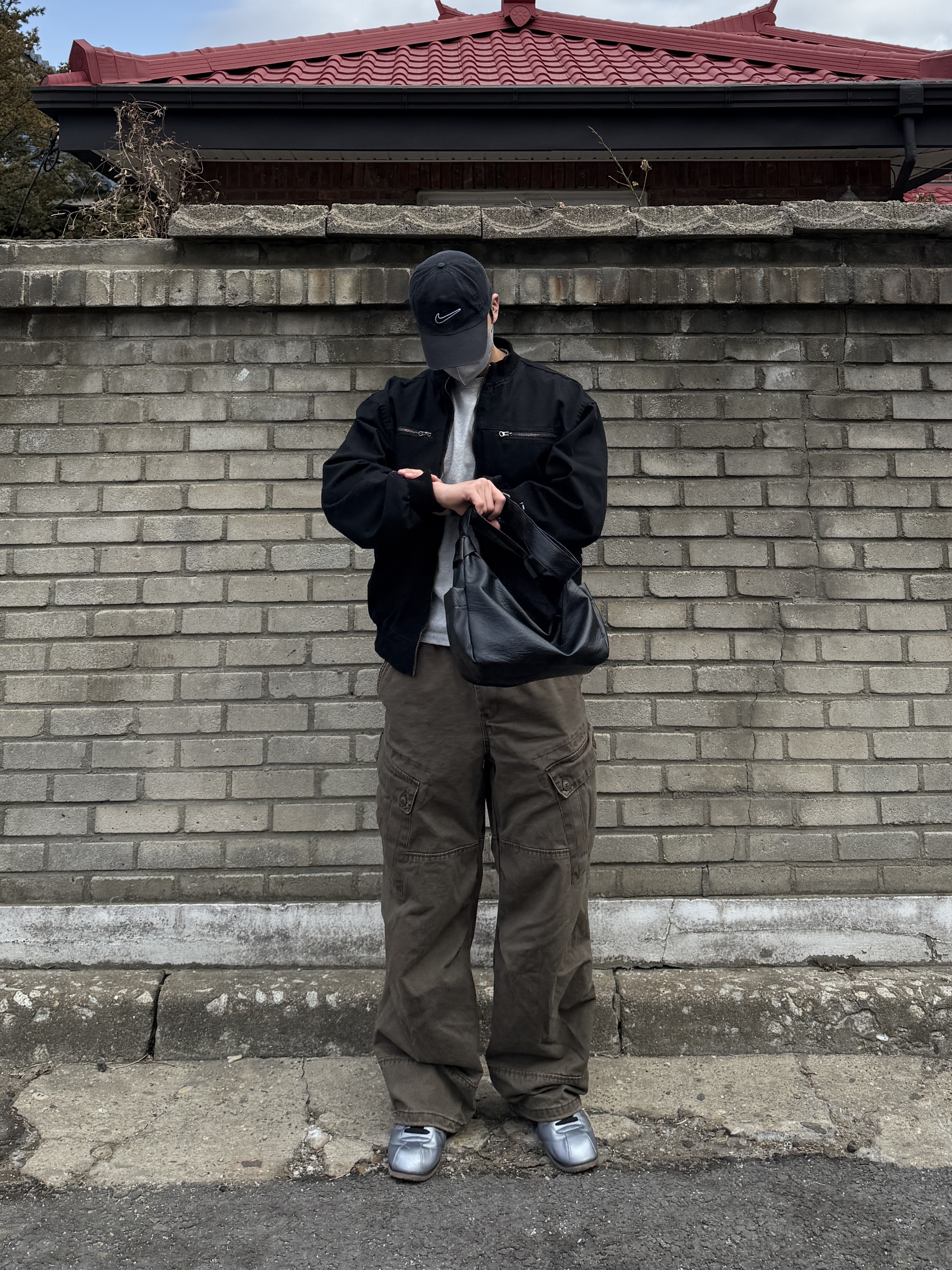 Nike Cortez Leather SE Metallic Cool Grey Black, Nike Dri-Fit Club Structured Swoosh Cap Black 착용 스타일 - 4