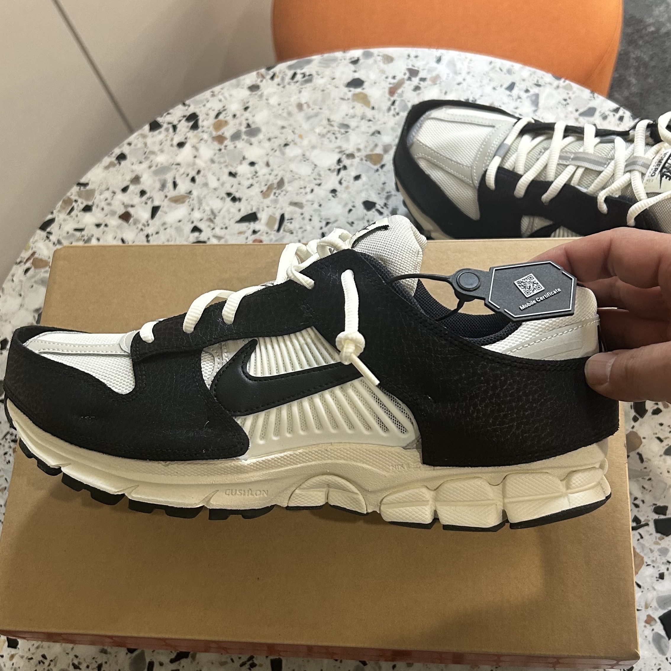 (W) Nike Zoom Vomero 5 Wolf Grey and Black, (W) Nike Zoom Vomero 5 Cobblestone and Flat Pewter 착용 스타일 - 2