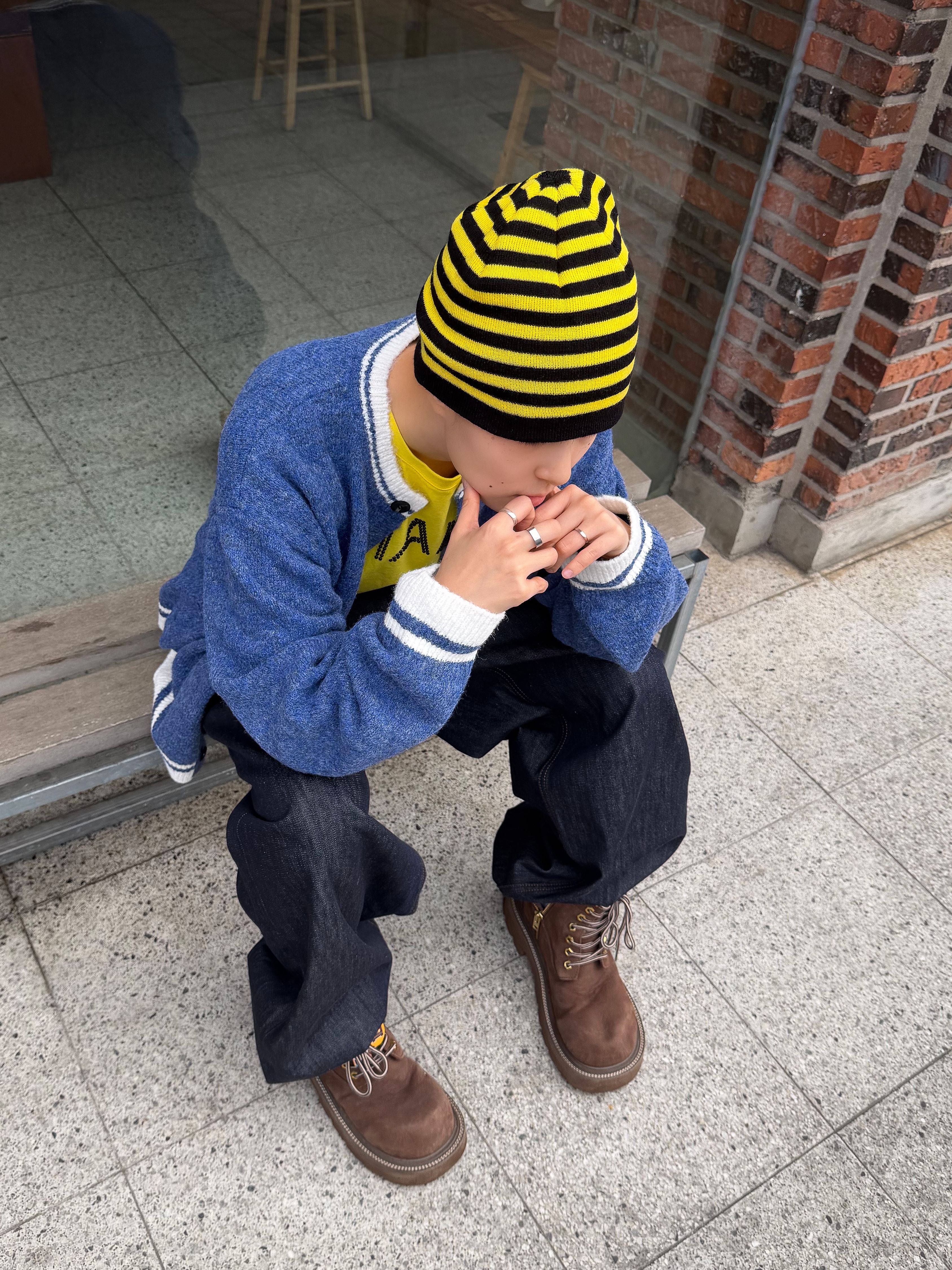 Hono Report Hairy Round Cardigan Blue, Hono Report Object Keyring Mustard 착용 스타일 - 4