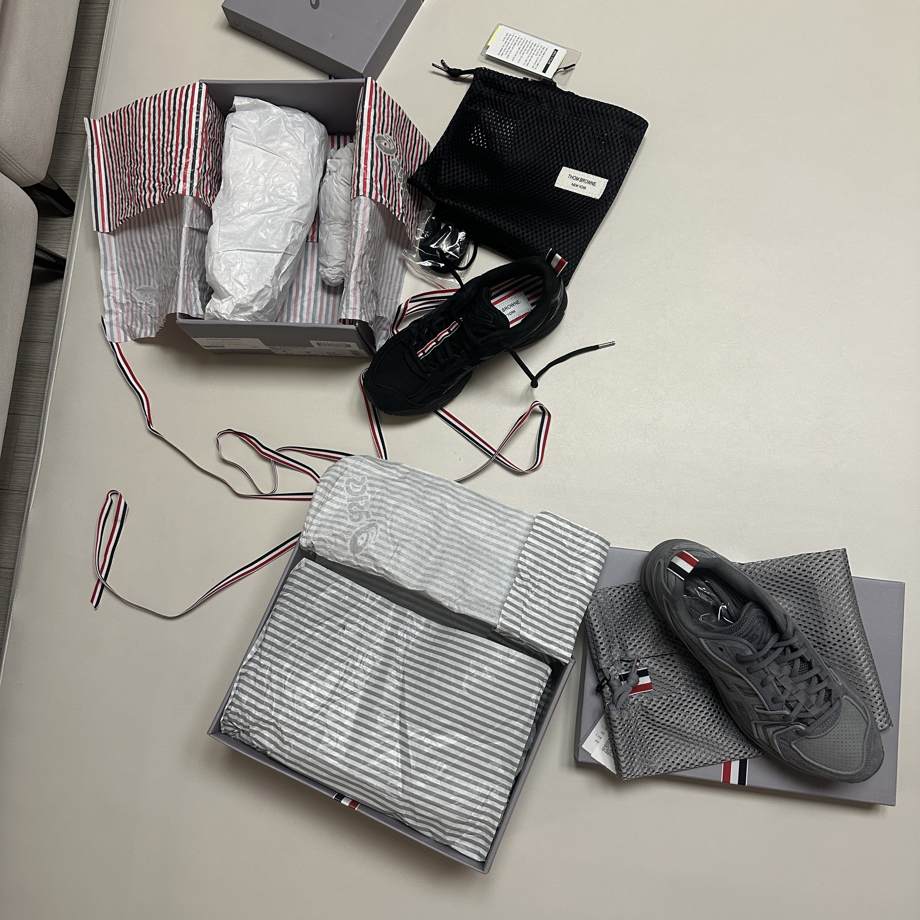 Asics x Thom Browne Gel-Kayano 14 Grey, Asics x Thom Browne Gel-Kayano 14 Black 착용 스타일 - 1