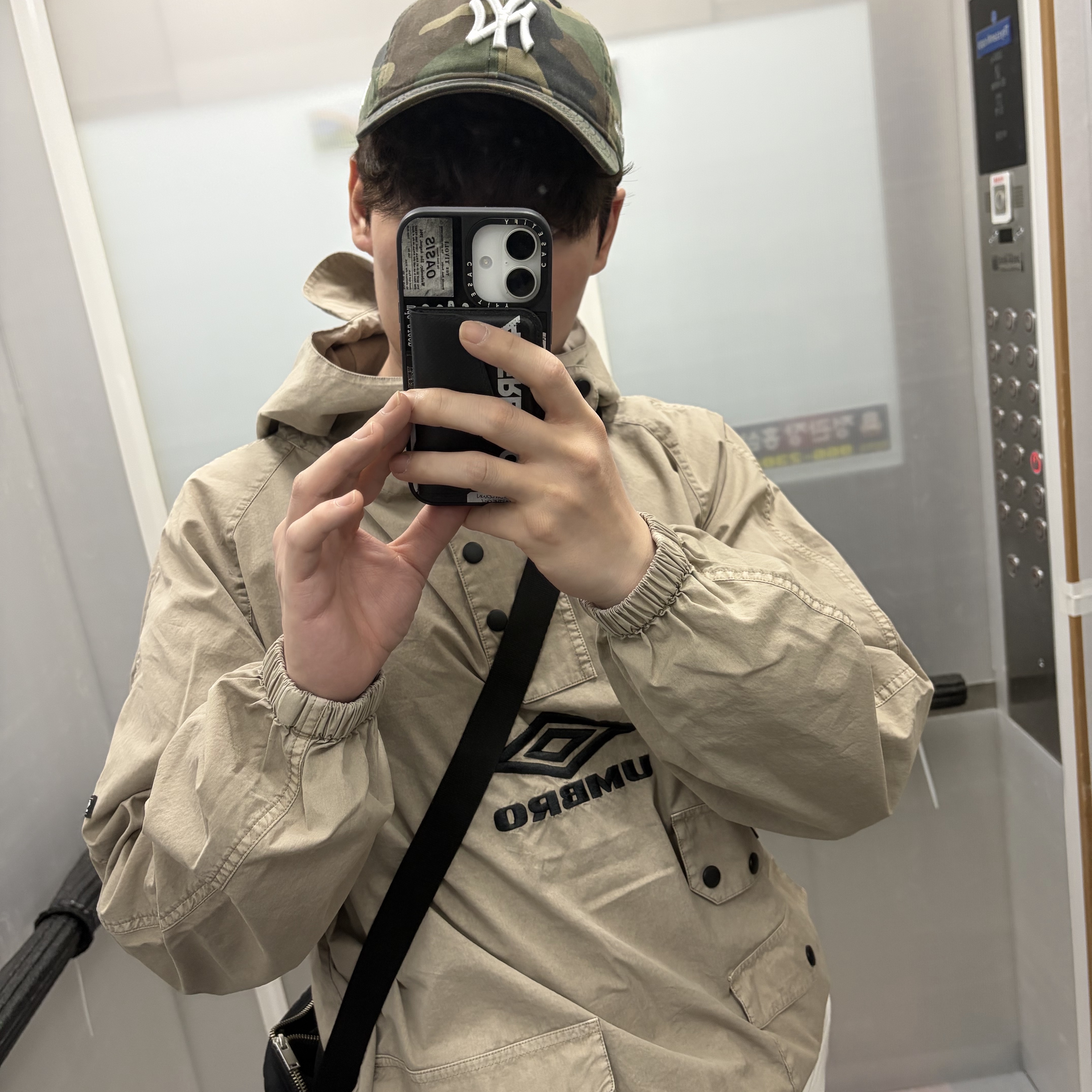 New Era MLB New York Yankees Basic Unstructured Ball Cap Woodland Camo, Umbro x Slam Jam Faded Smock Anorak Greige 착용 스타일 - 1