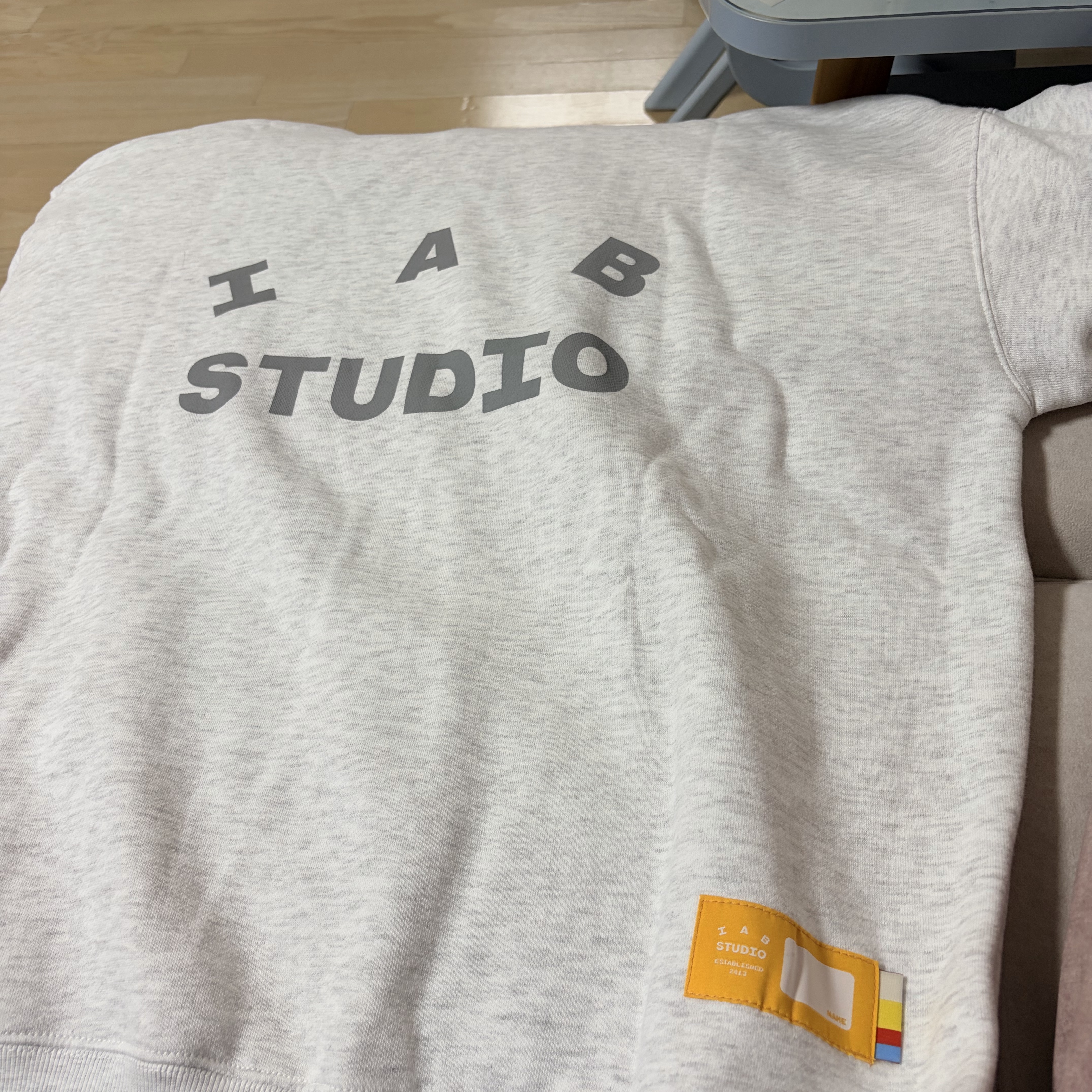 IAB Studio Hoodie Light Gray 착용 스타일