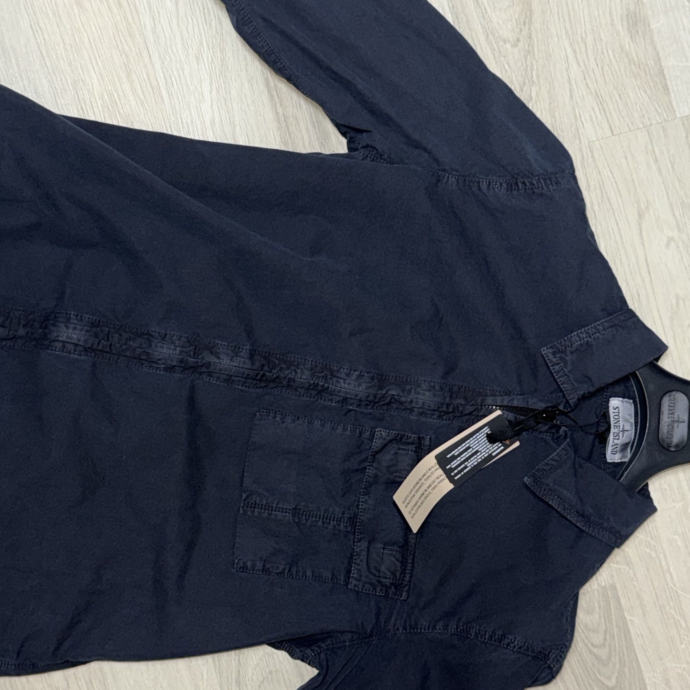 Stone Island 1200008 Brushed Organic Cotton Canvas Old Effect Regular Fit Zip Up Overshirt with Pocket Navy Blue - 26SS 착용 스타일