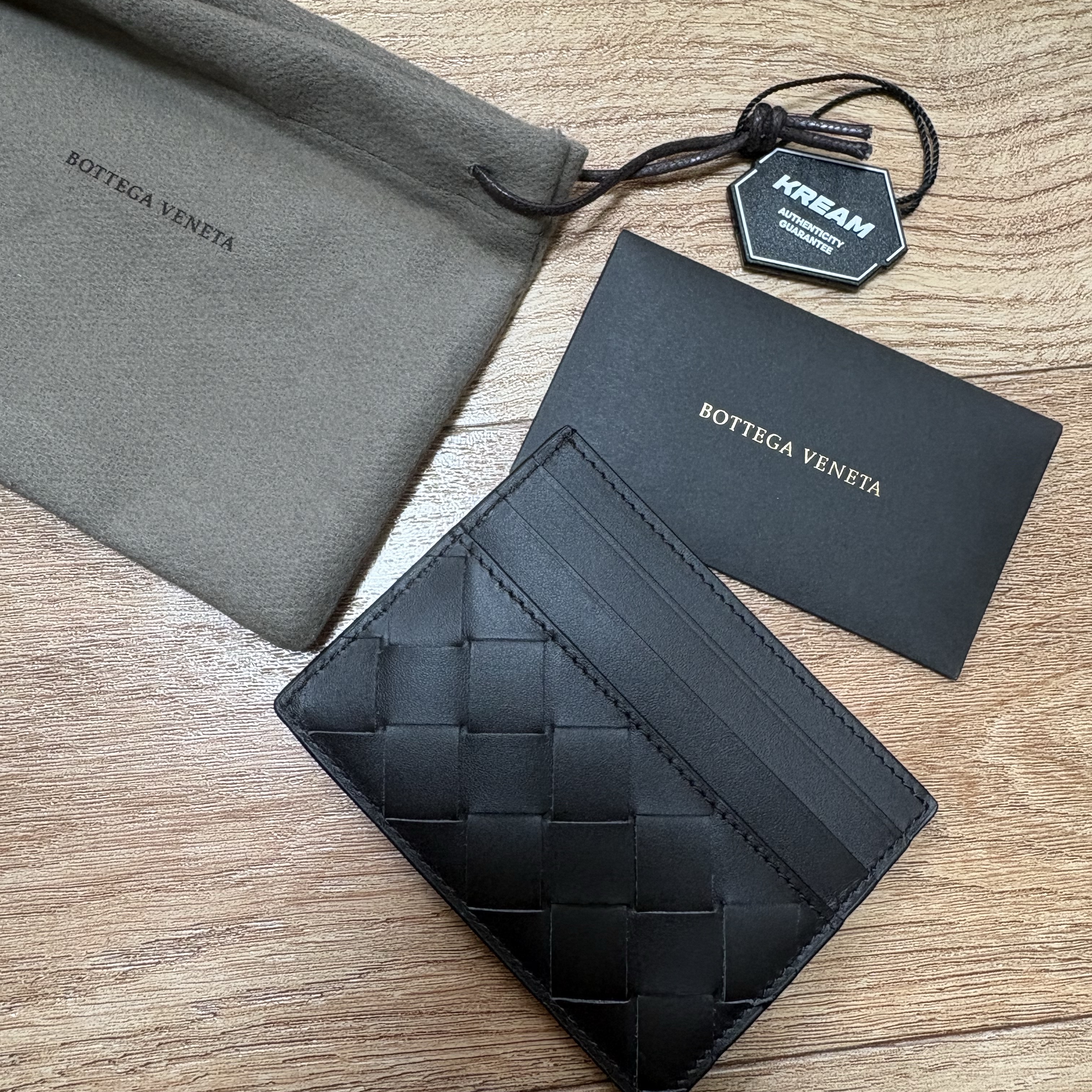 Bottega Veneta Intrecciato Credit Card Case Dark Brown 착용 스타일 - 2
