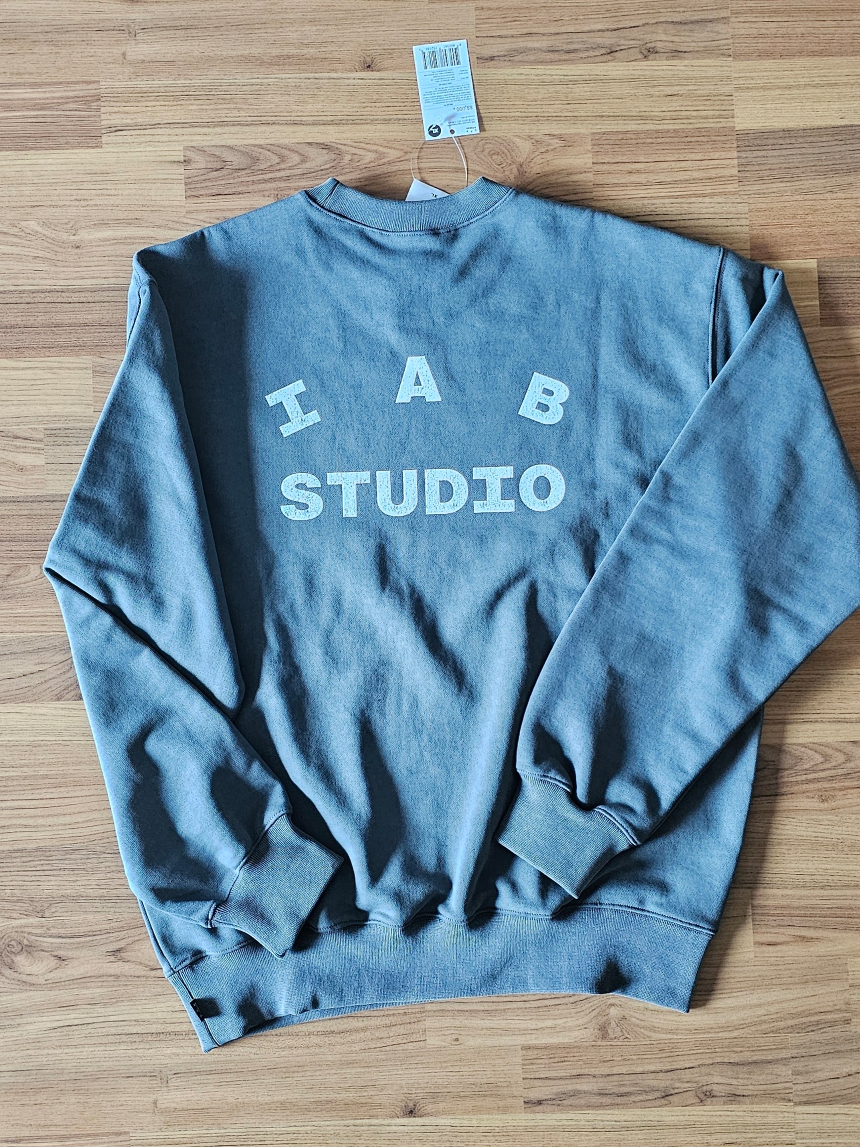 IAB Studio IAB Damaged Logo Sweatshirt Charcoal 착용 스타일 - 2