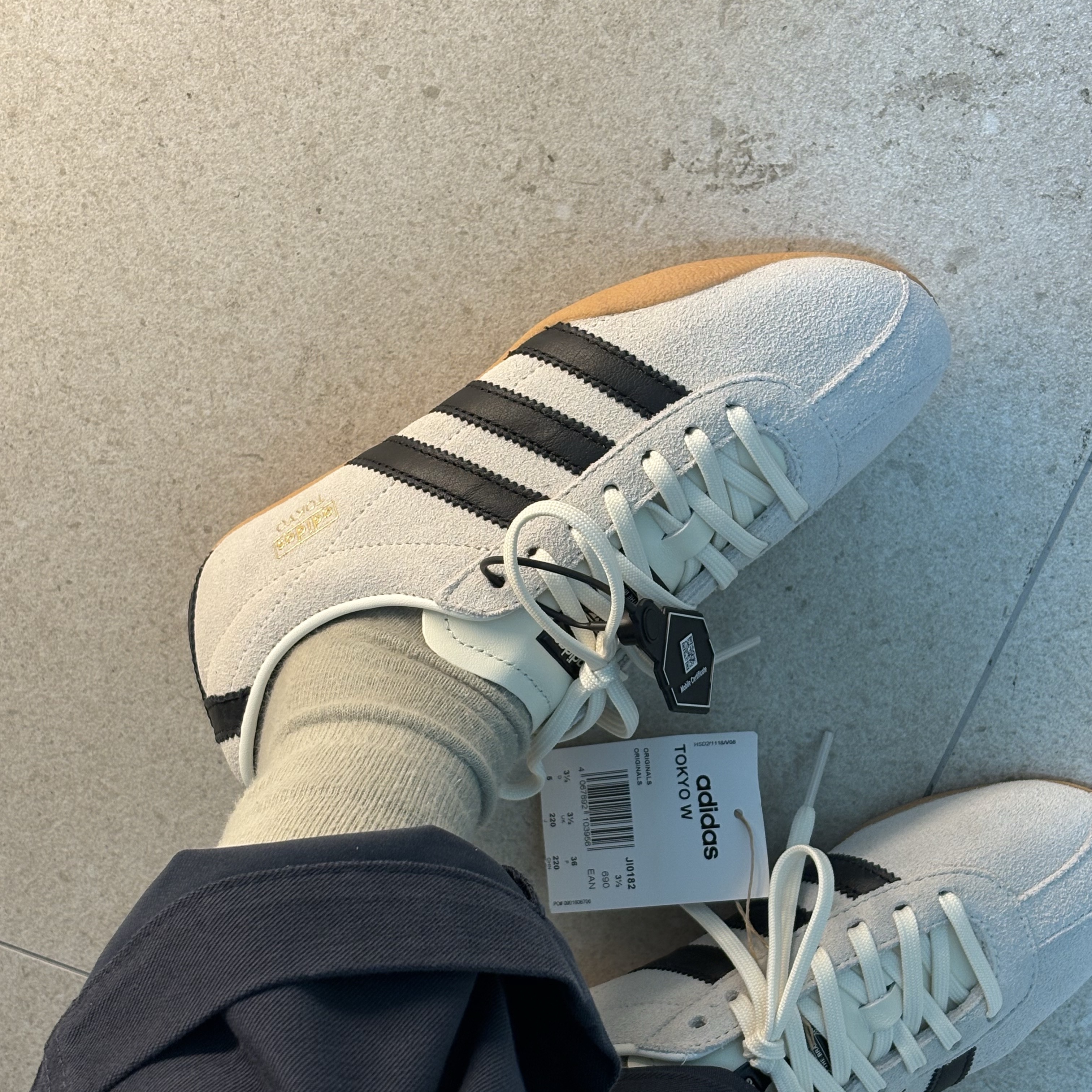 (W) Adidas Tokyo Off White Core Black 착용 스타일 - 1