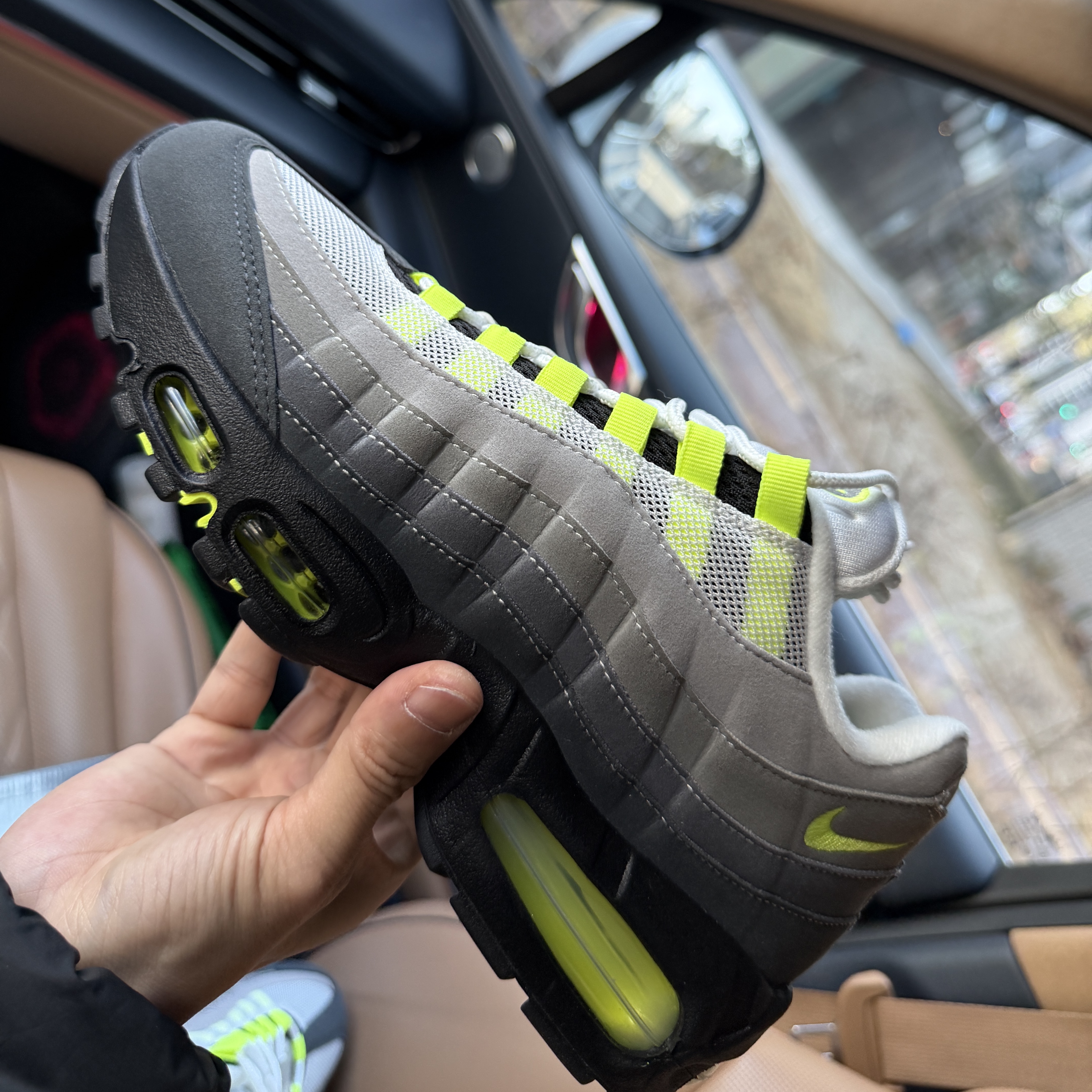 Nike Air Max 95 OG Neon, Nike NSW Club Washed Cuffed Fleece Pants Anthracite (IQ1218-060) 착용 스타일 - 3
