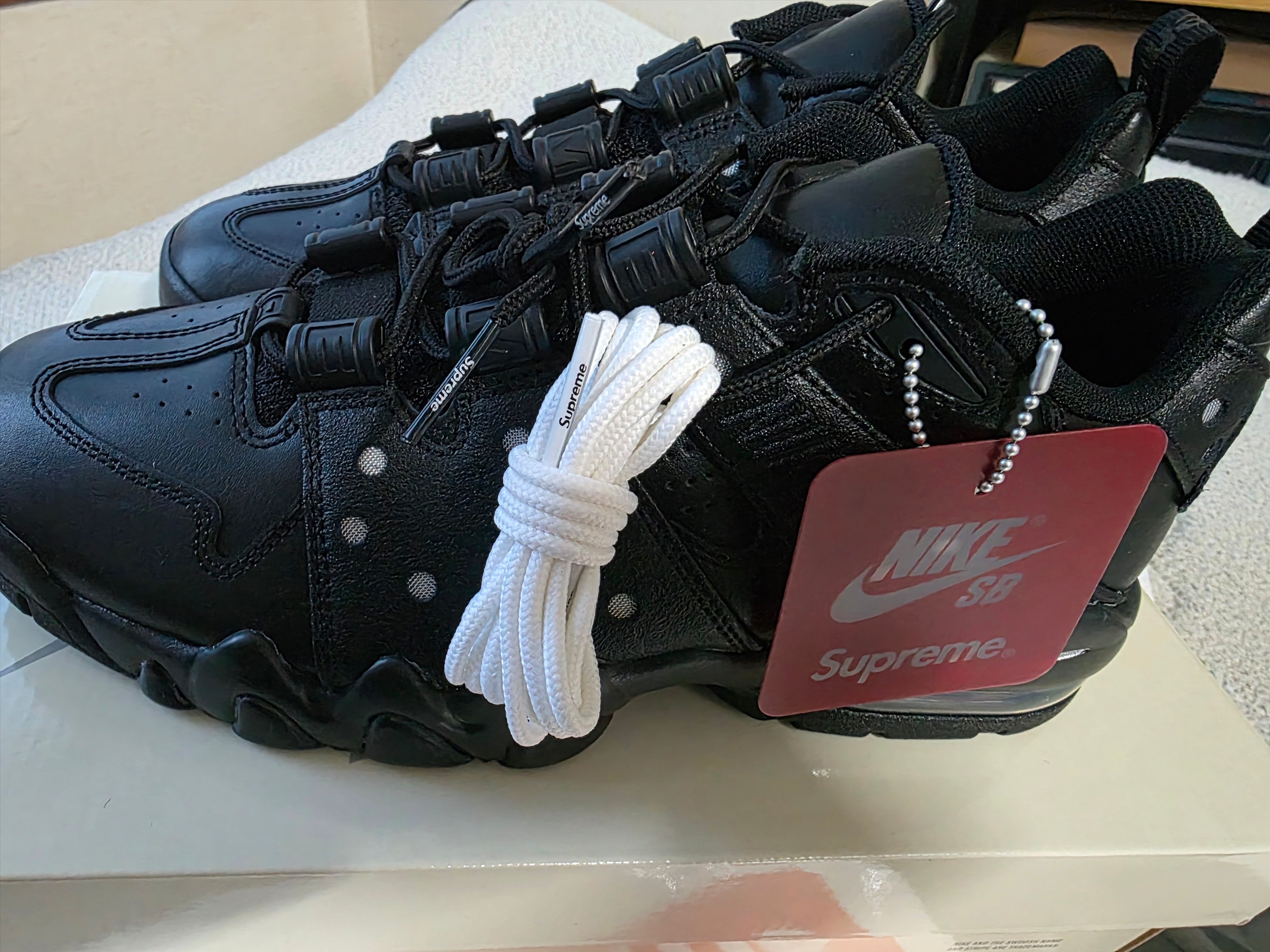Nike x Supreme SB Air Max 2 CB 94 Low Black Metallic Silver Black 착용 스타일 - 1