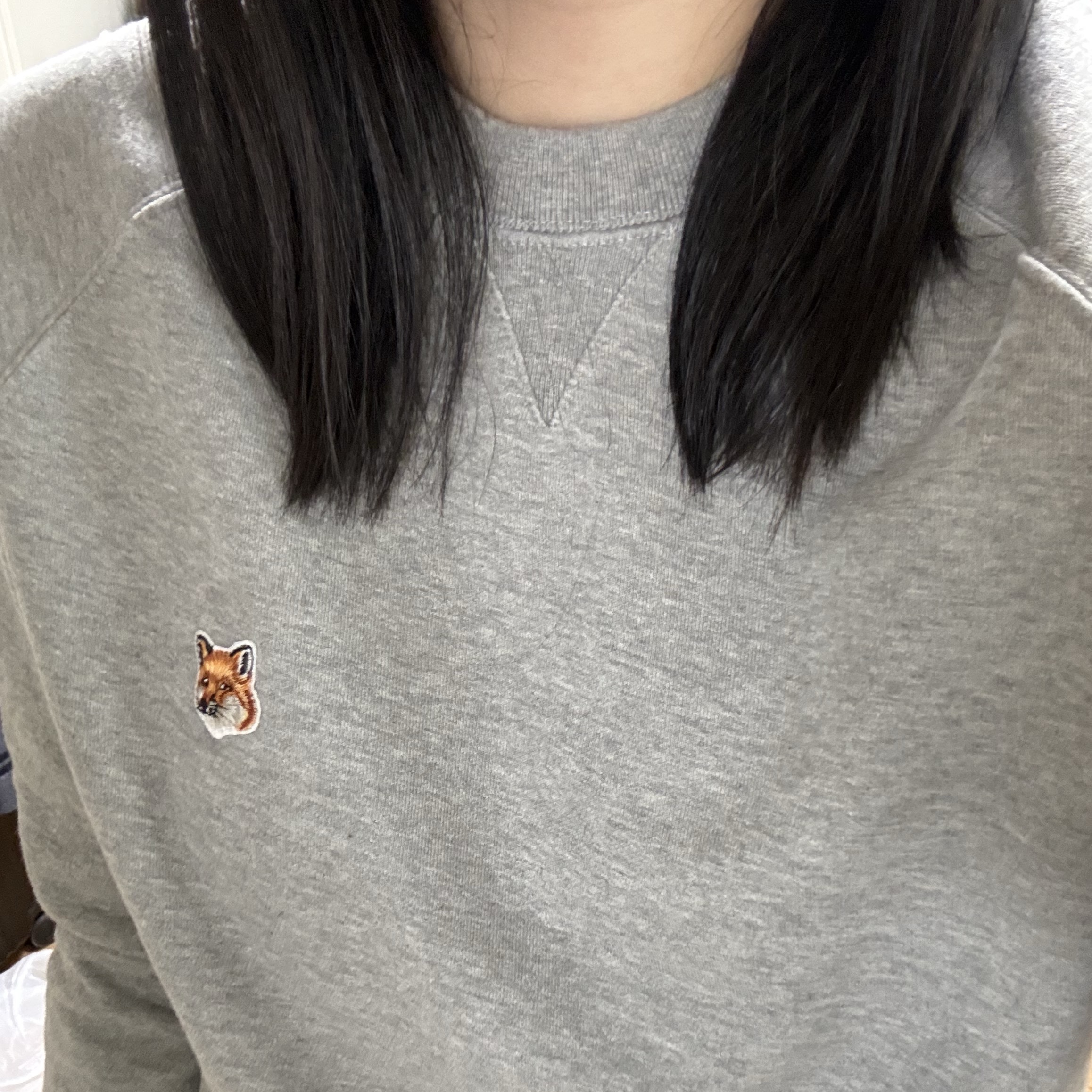 Maison Kitsune Fox Head Patch Classic Sweatshirt Grey Melange 착용 스타일