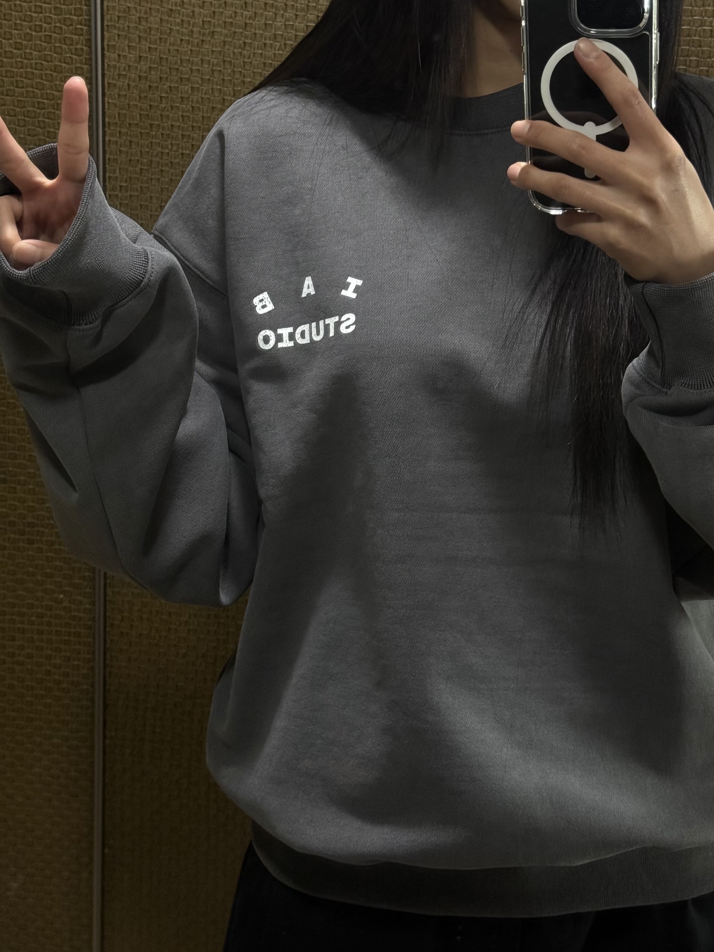 IAB Studio IAB Damaged Logo Sweatshirt Charcoal 착용 스타일 - 2