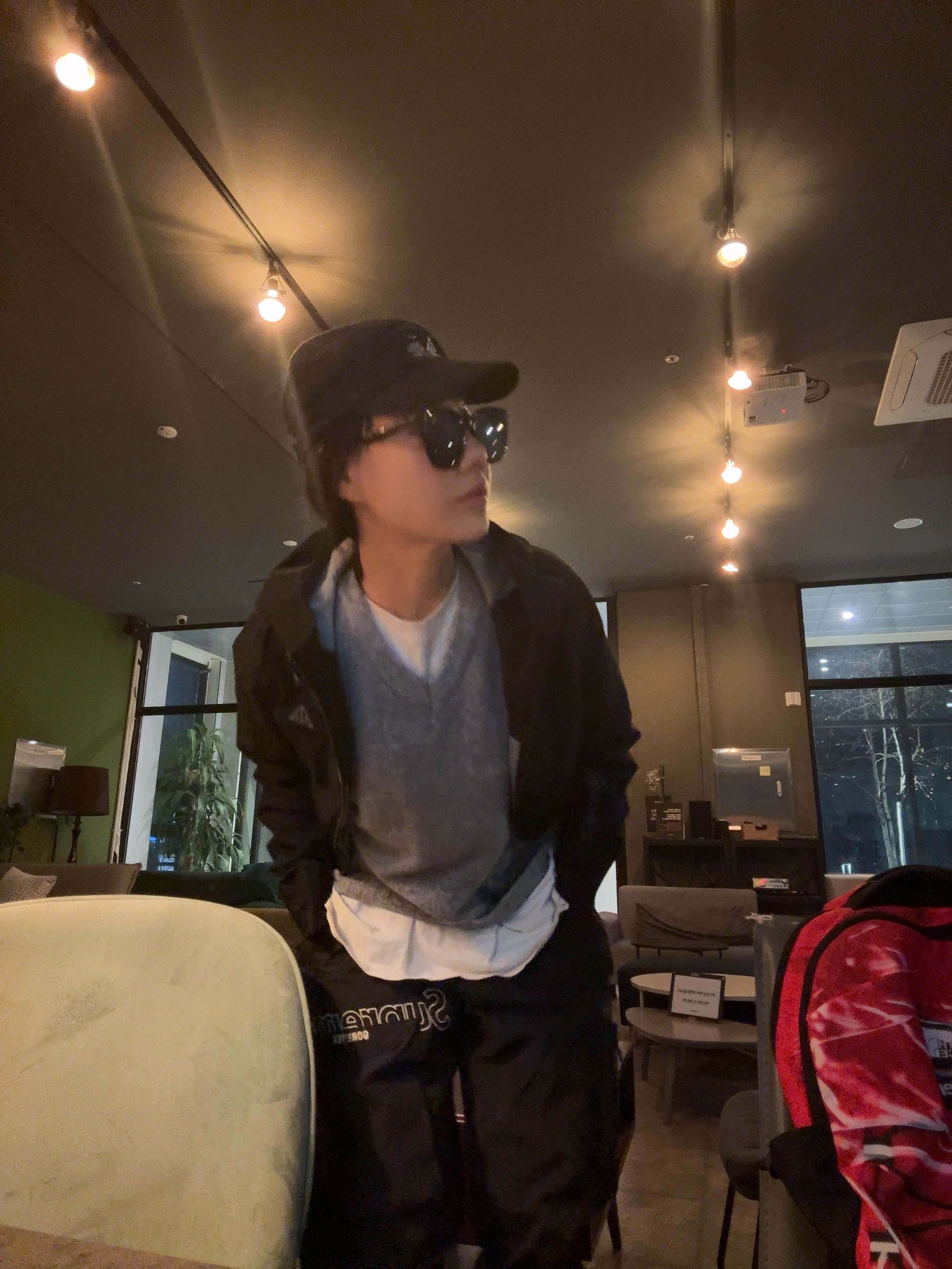 Nike ACG Tailwind Visor Cap Black, Supreme Gore-Tex Tech Pants Black - 21FW 착용 스타일 - 3