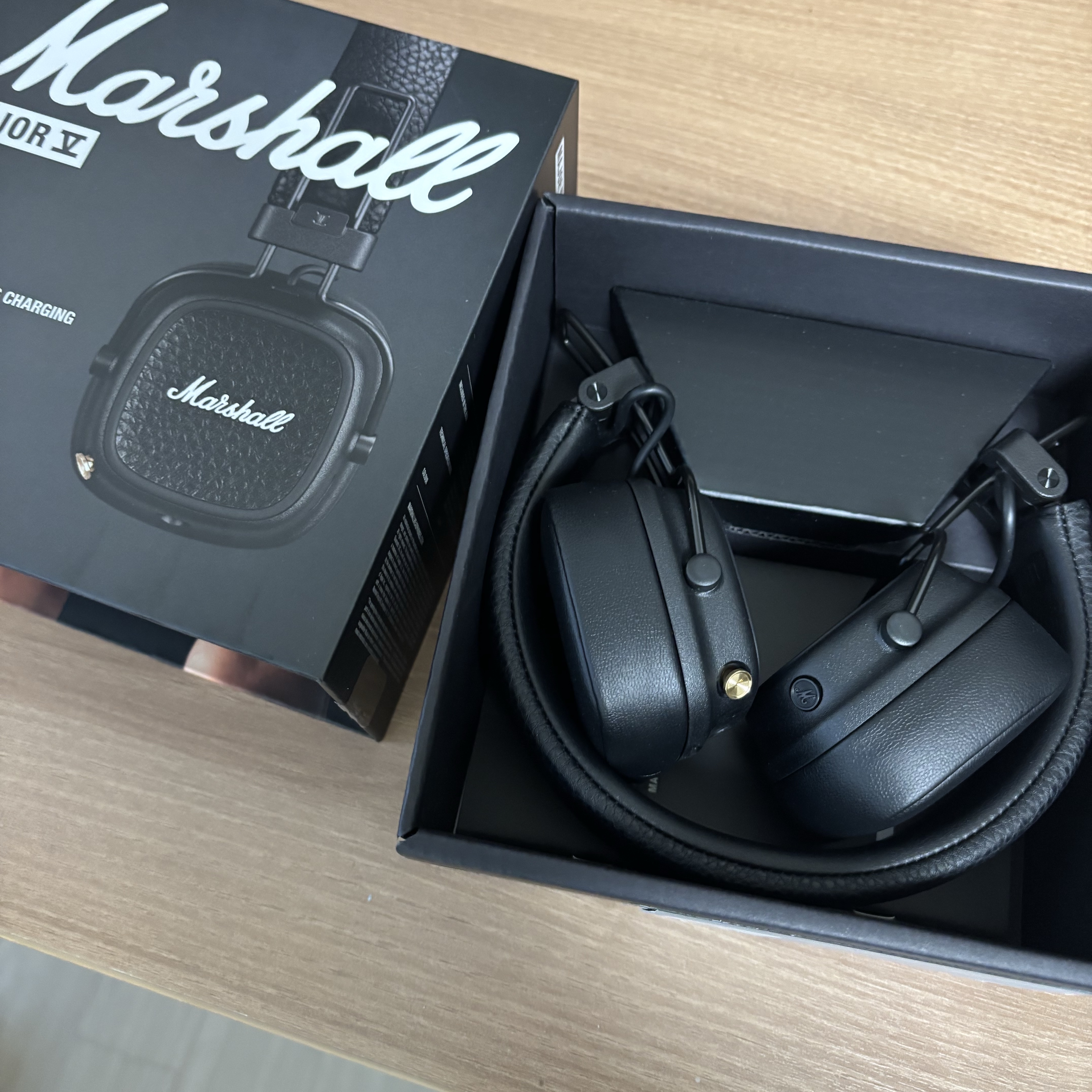 Marshall Major V Black (Korean Ver.) 착용 스타일