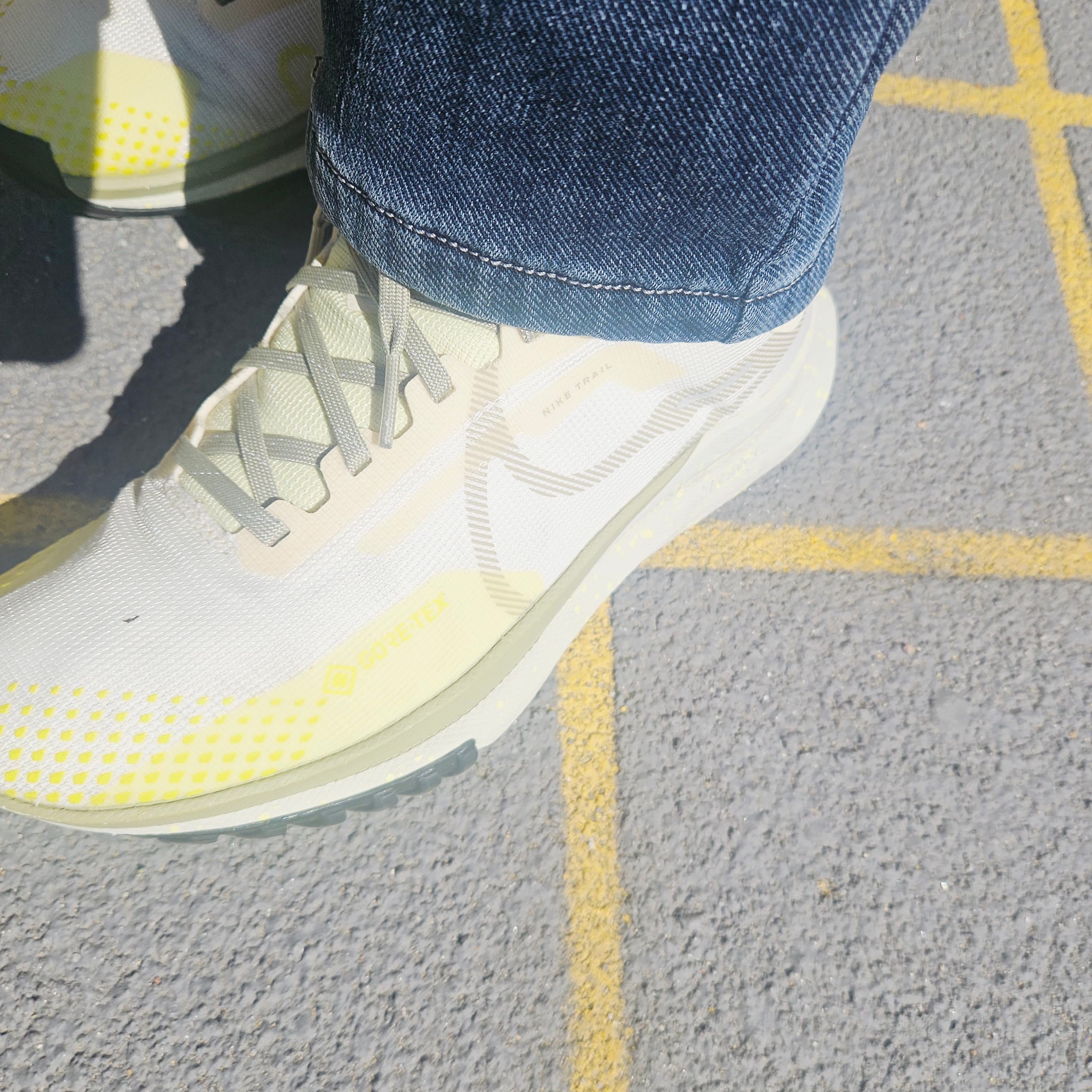 (W) Nike React Pegasus Trail 4 Gore-Tex Pale Ivory Luminous Green 착용 스타일 - 1