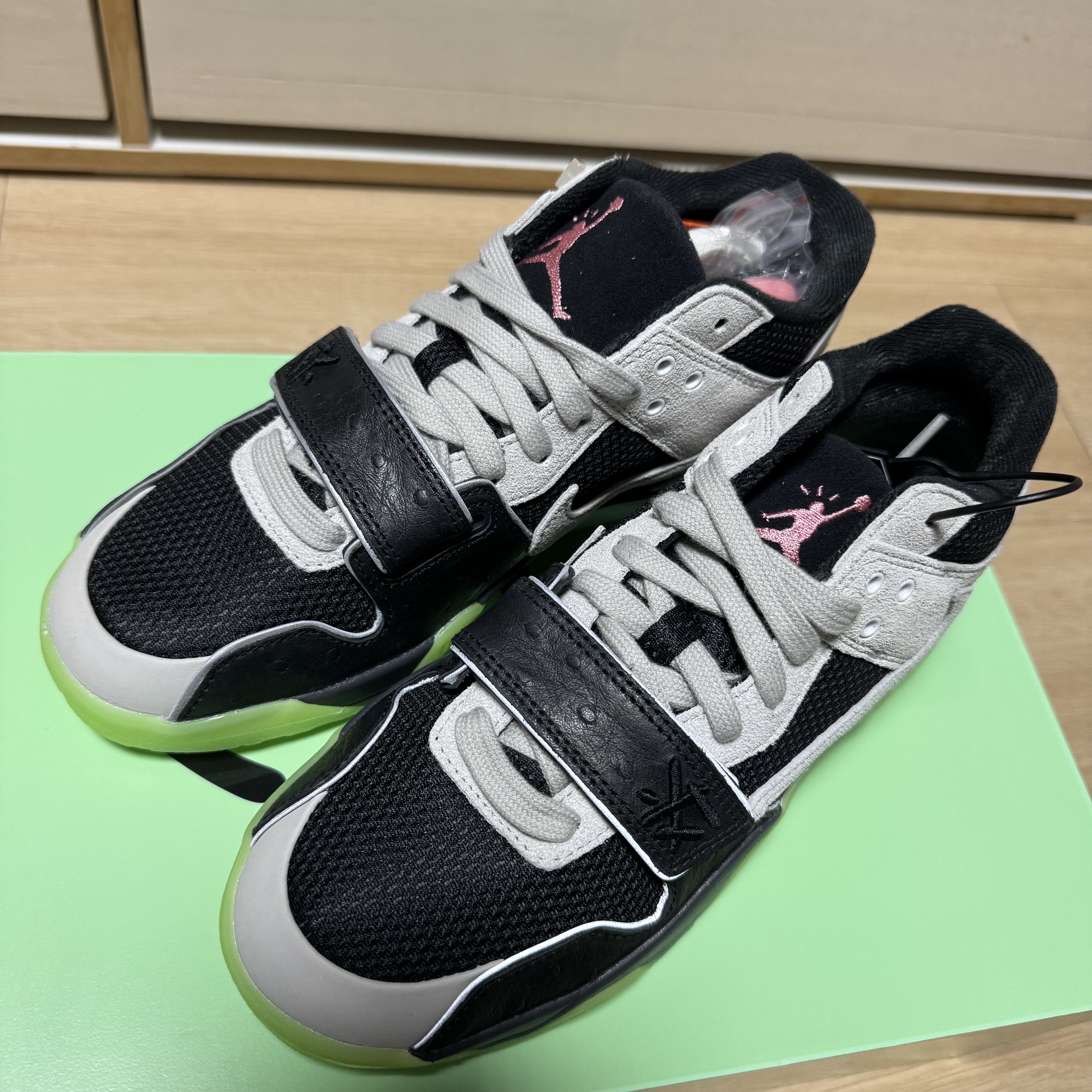 Jordan x Travis Scott x Chase B Jumpman Jack TR Black Night Silver 착용 스타일 - 1