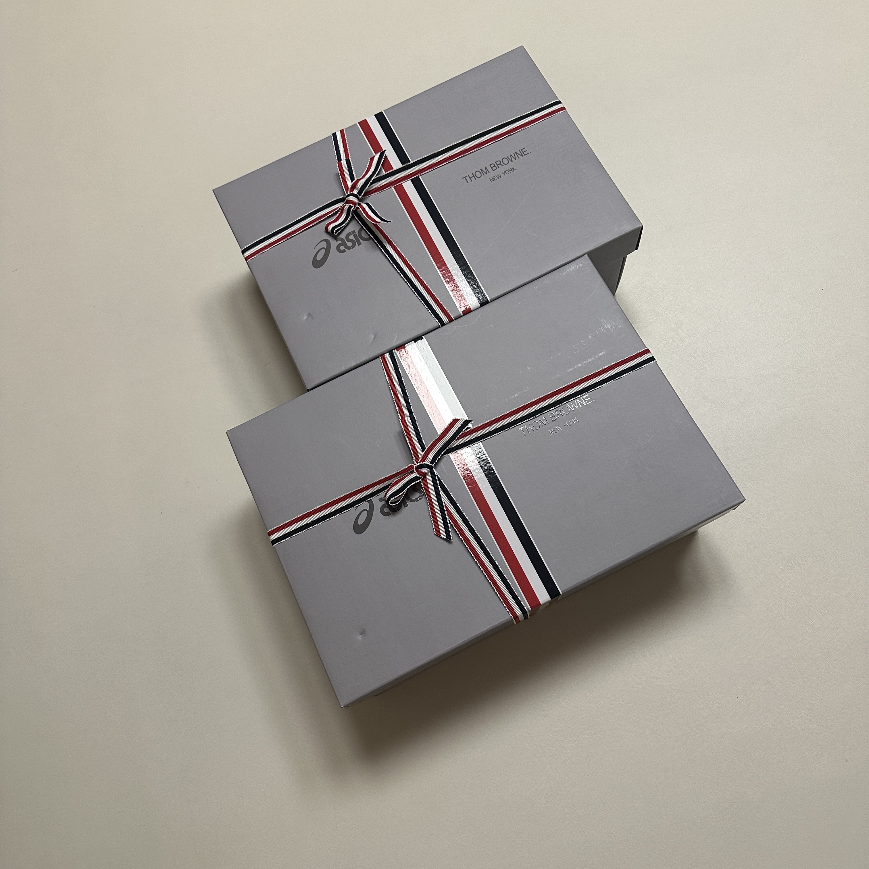 Asics x Thom Browne Gel-Kayano 14 Grey, Asics x Thom Browne Gel-Kayano 14 Black 착용 스타일 - 2