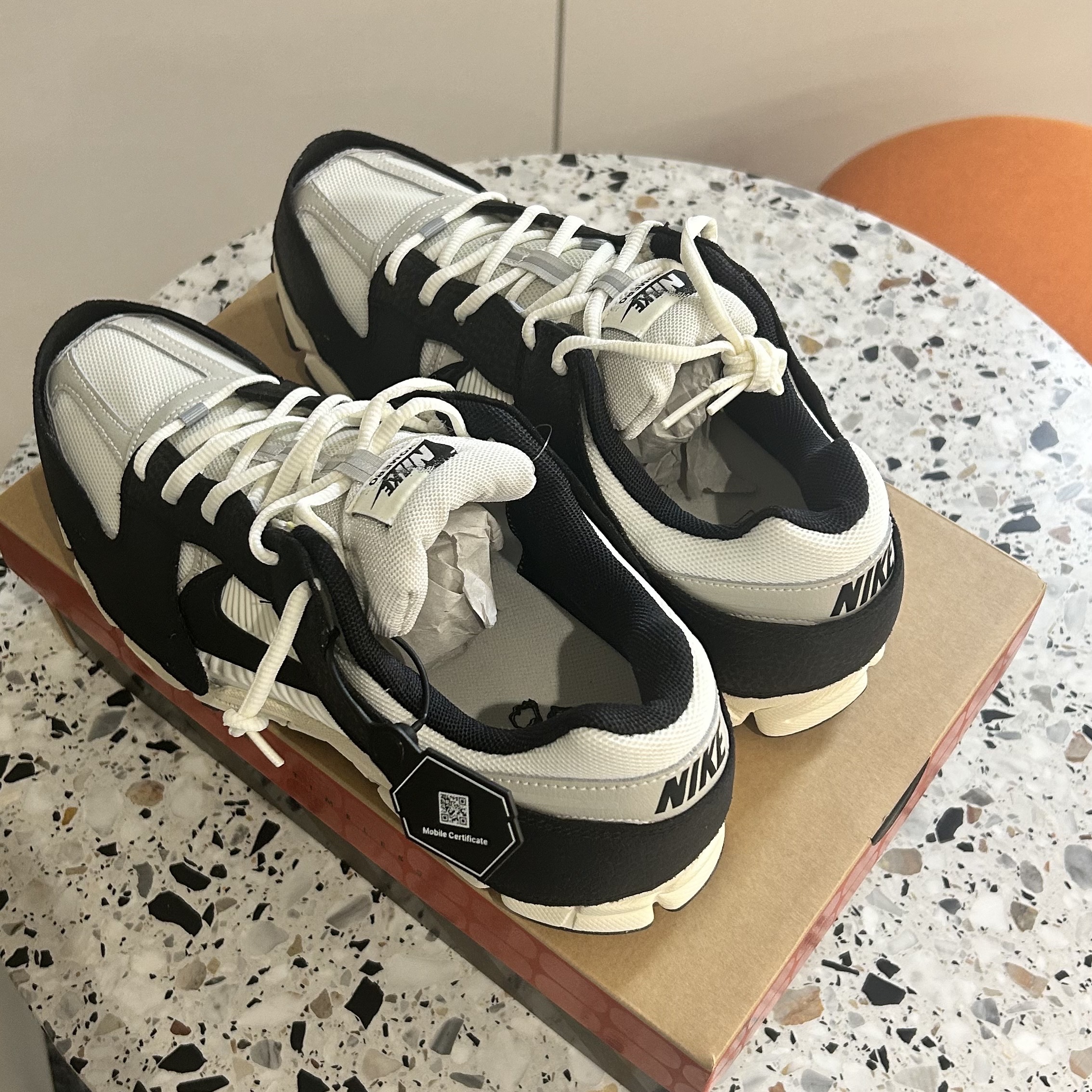 (W) Nike Zoom Vomero 5 Wolf Grey and Black, (W) Nike Zoom Vomero 5 Cobblestone and Flat Pewter 착용 스타일 - 1
