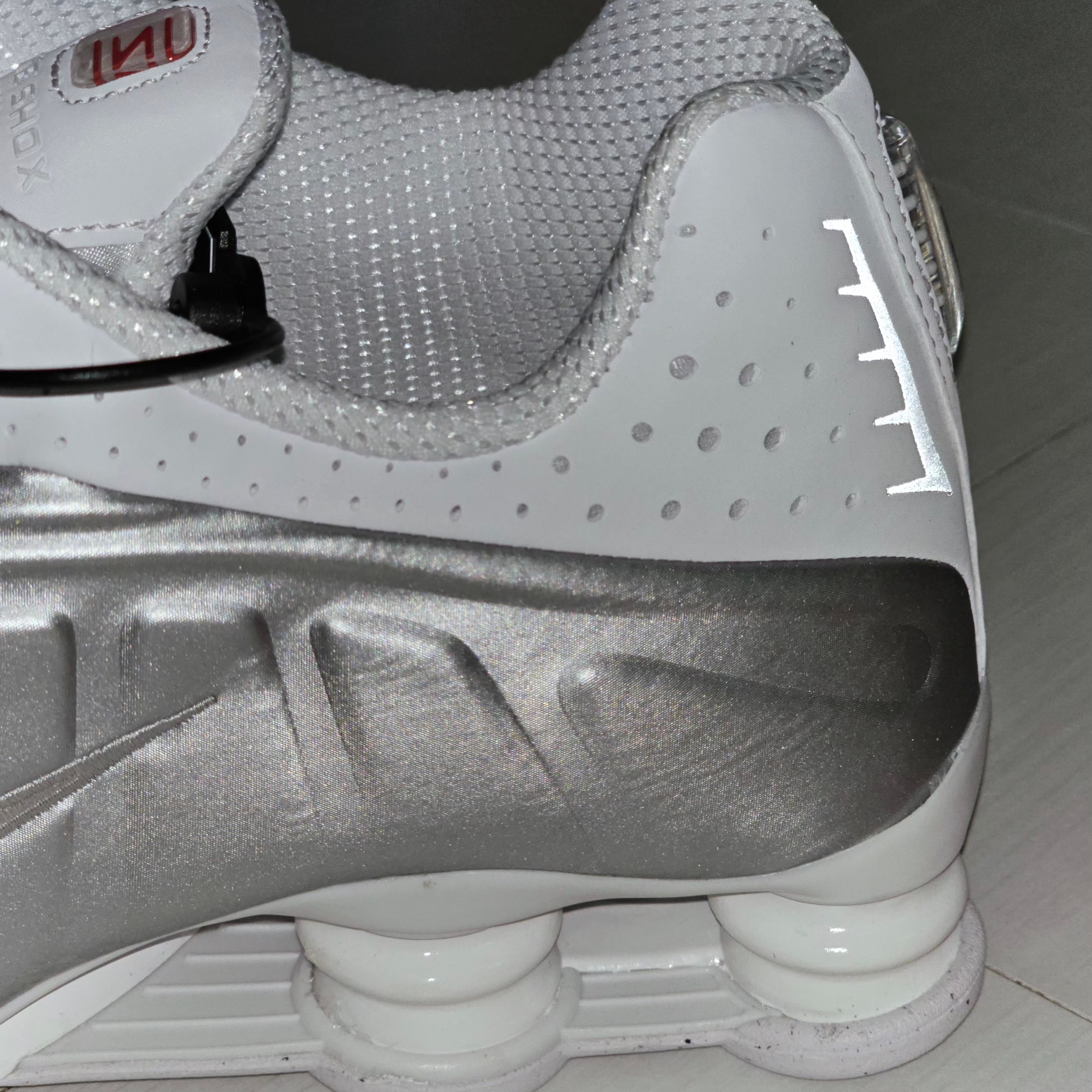 Nike Shox R4 White Bright Crimson 착용 스타일 - 2