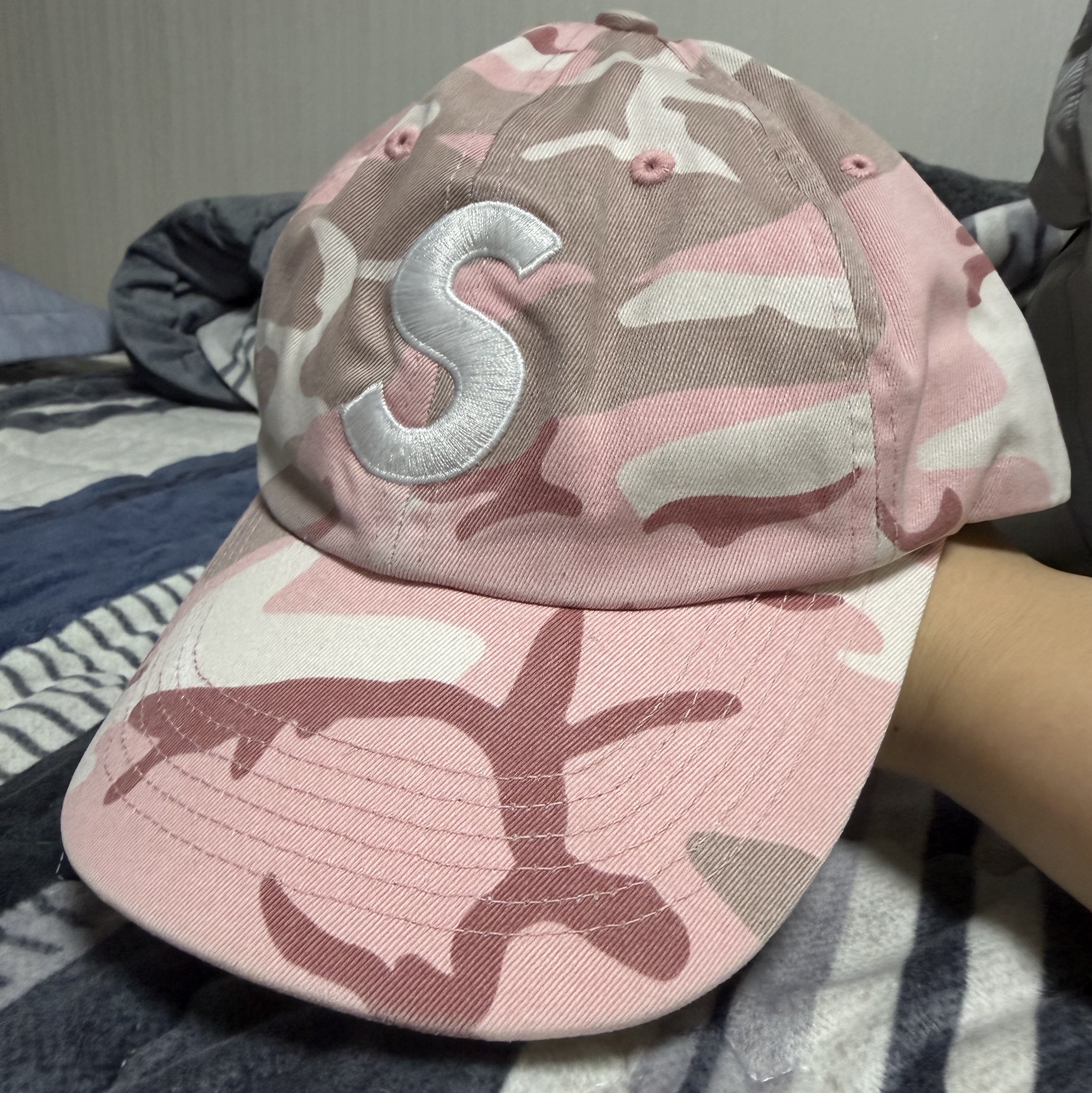 Supreme Pigment Coated S Logo 6-Panel Pink Camo - 25SS 착용 스타일