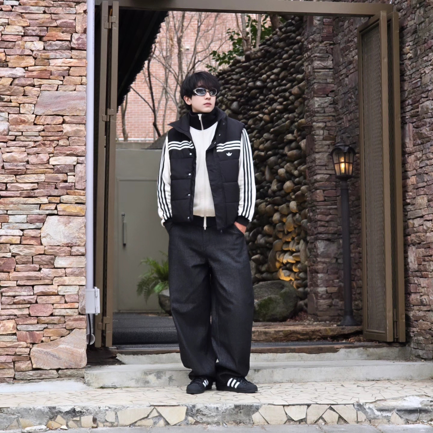 Adidas Originals 70s Padded Gilet Black - KR Sizing, Adidas Waffle Beckenbauer Track Top Wonder White - KR Sizing 착용 스타일 - 2