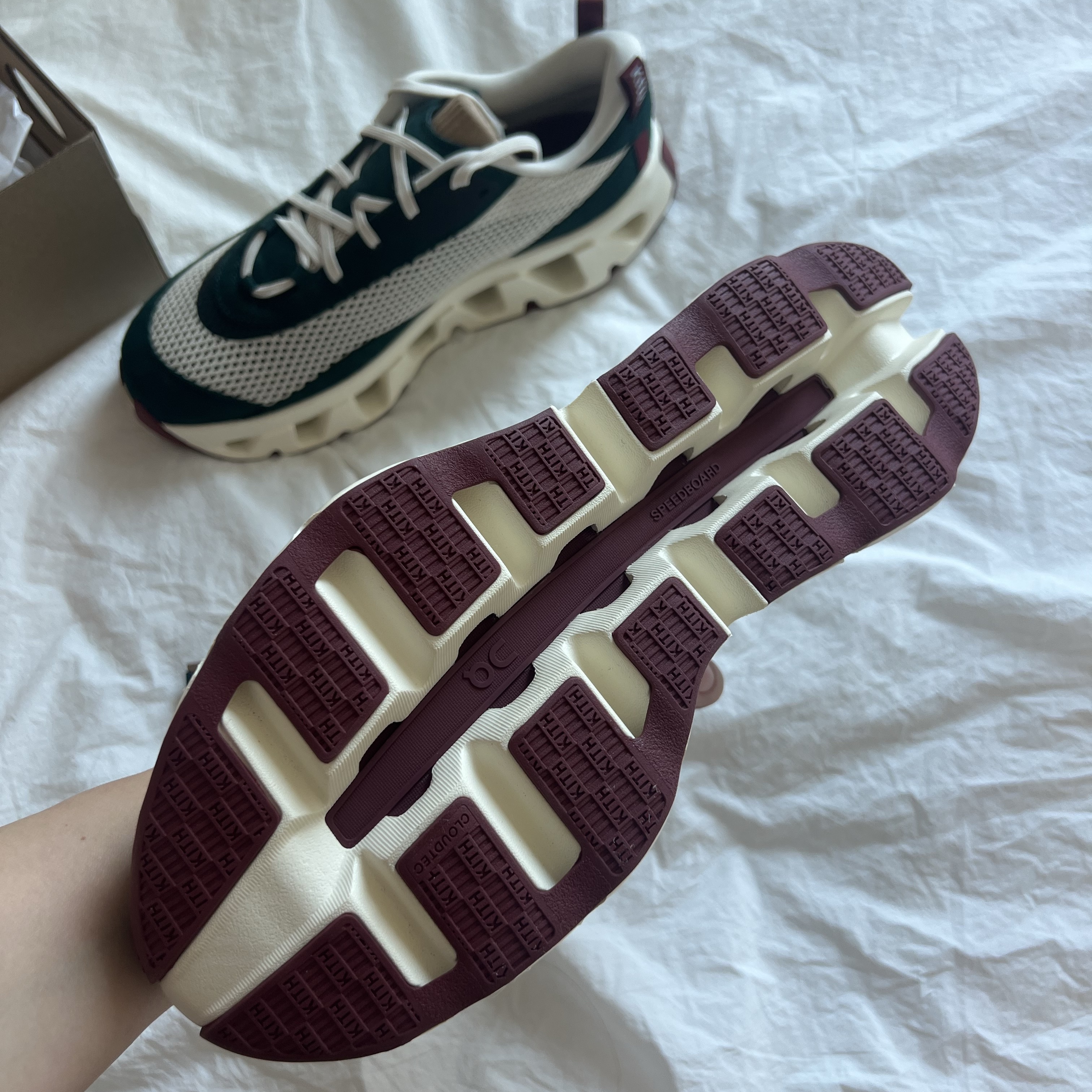 On Running x Kith K-Tech 2 Spirulina Barley 착용 스타일 - 3