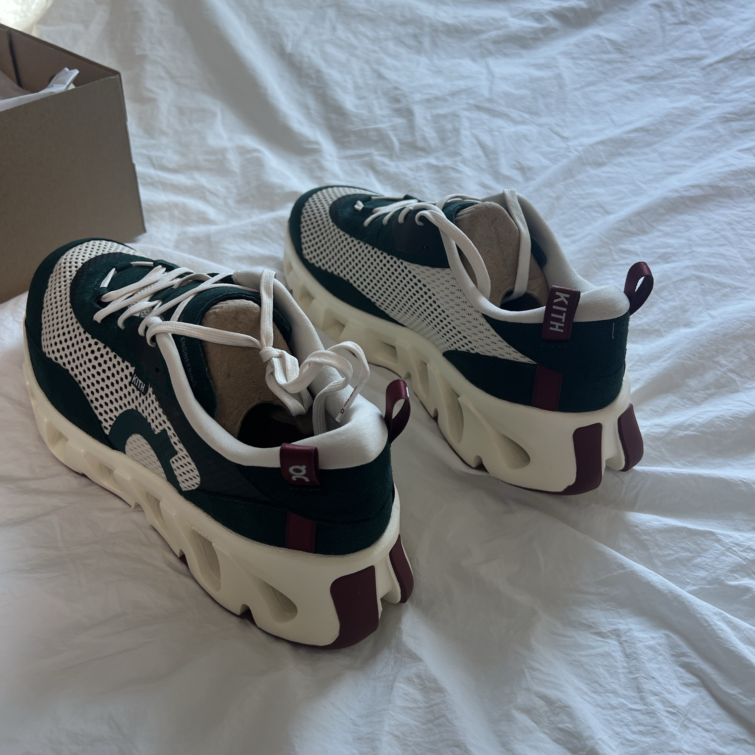 On Running x Kith K-Tech 2 Spirulina Barley 착용 스타일 - 6