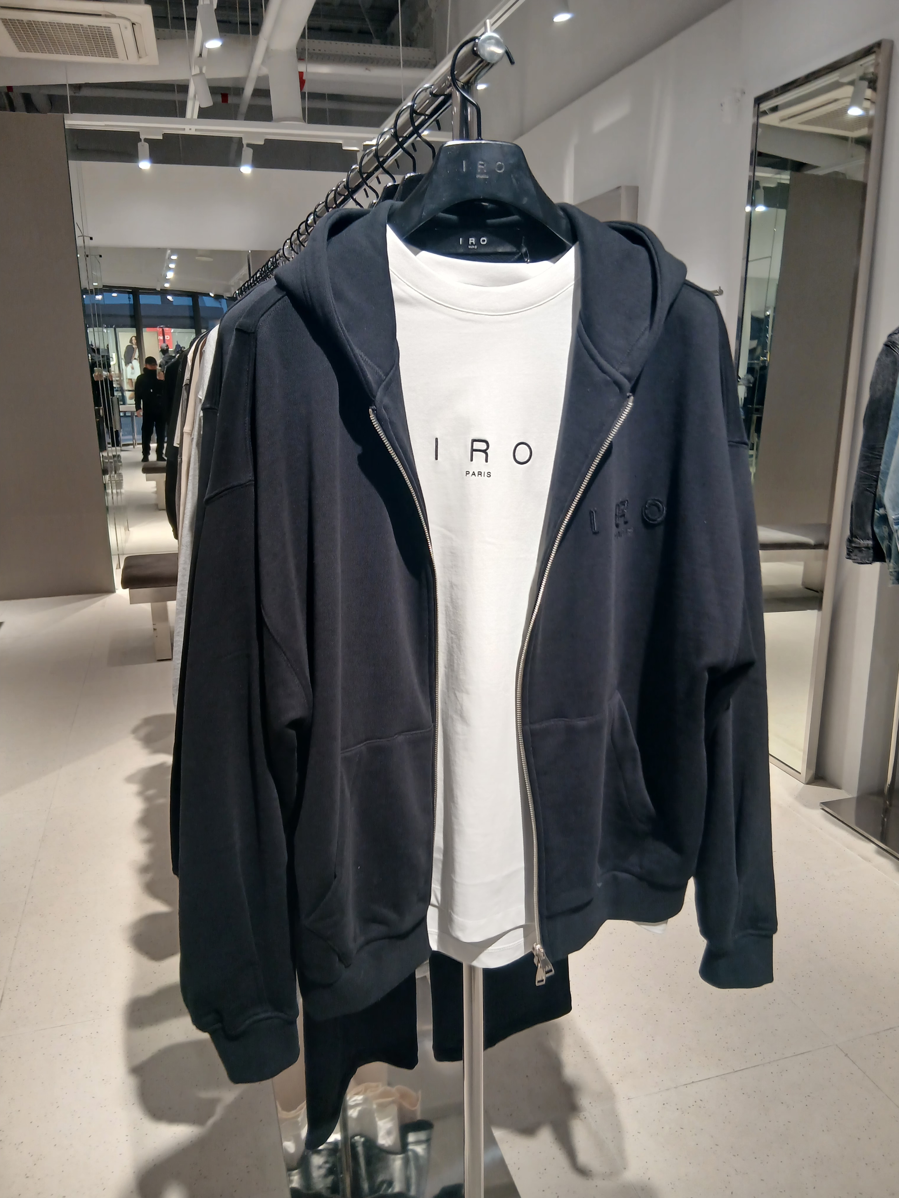 IRO Sable Pigment Logo T-Shirt White, IRO Nuance Canvas Color-Block Zip-Up Dyed Hoodie Black 착용 스타일 - 3