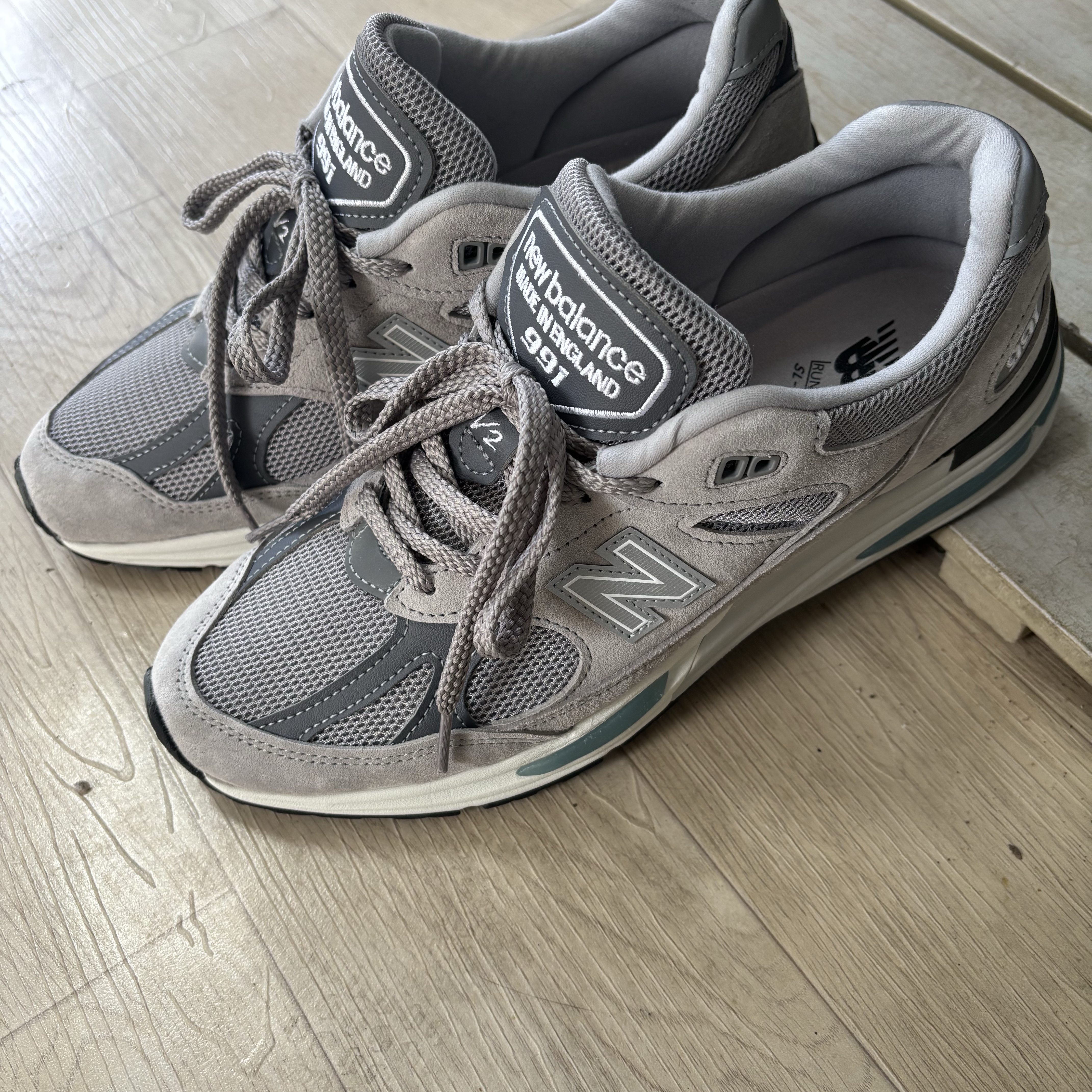 New Balance 991v2 Made in UK Rock Ridge Alloy Silver 착용 스타일