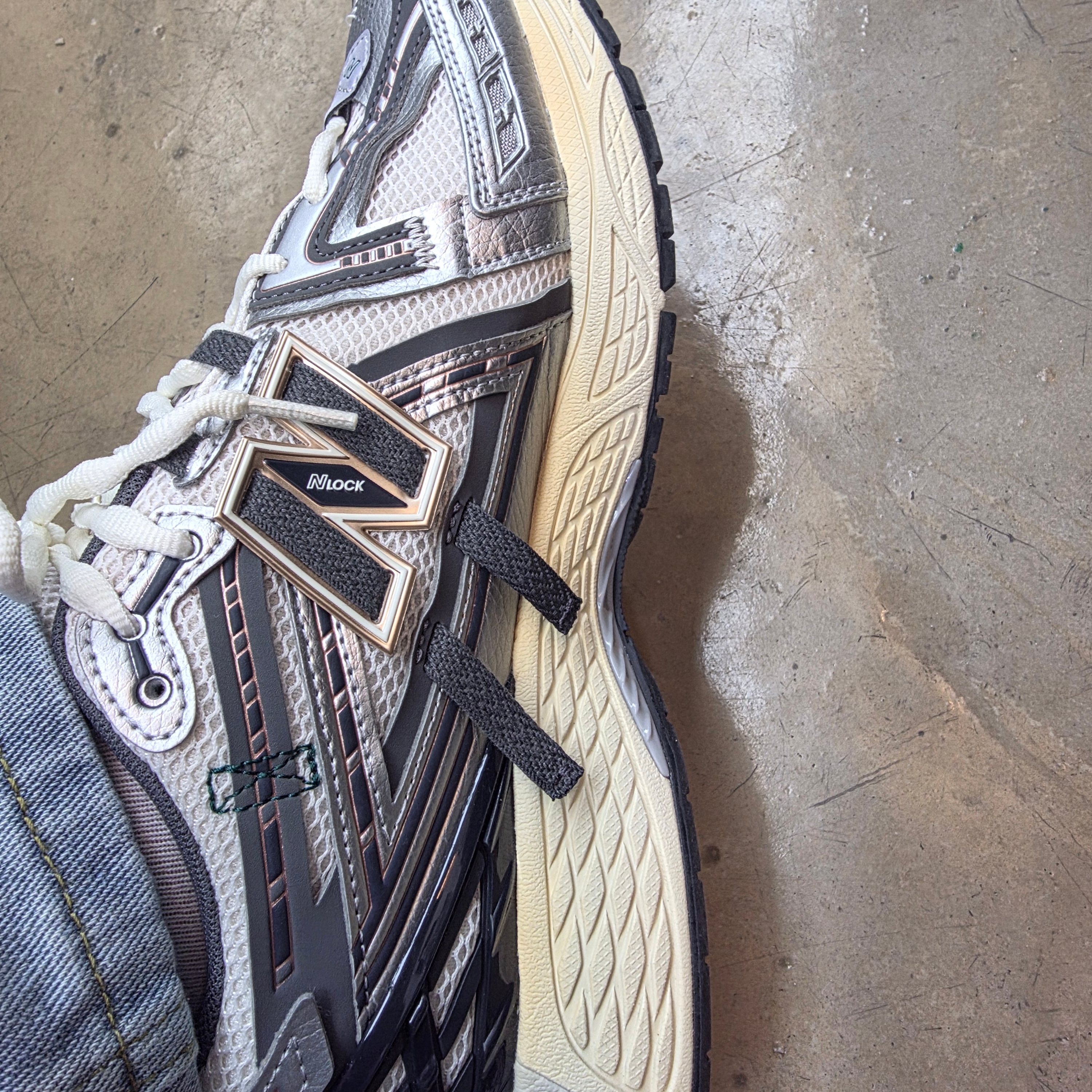 New Balance 1906A Silver Metallic Castlerock 착용 스타일