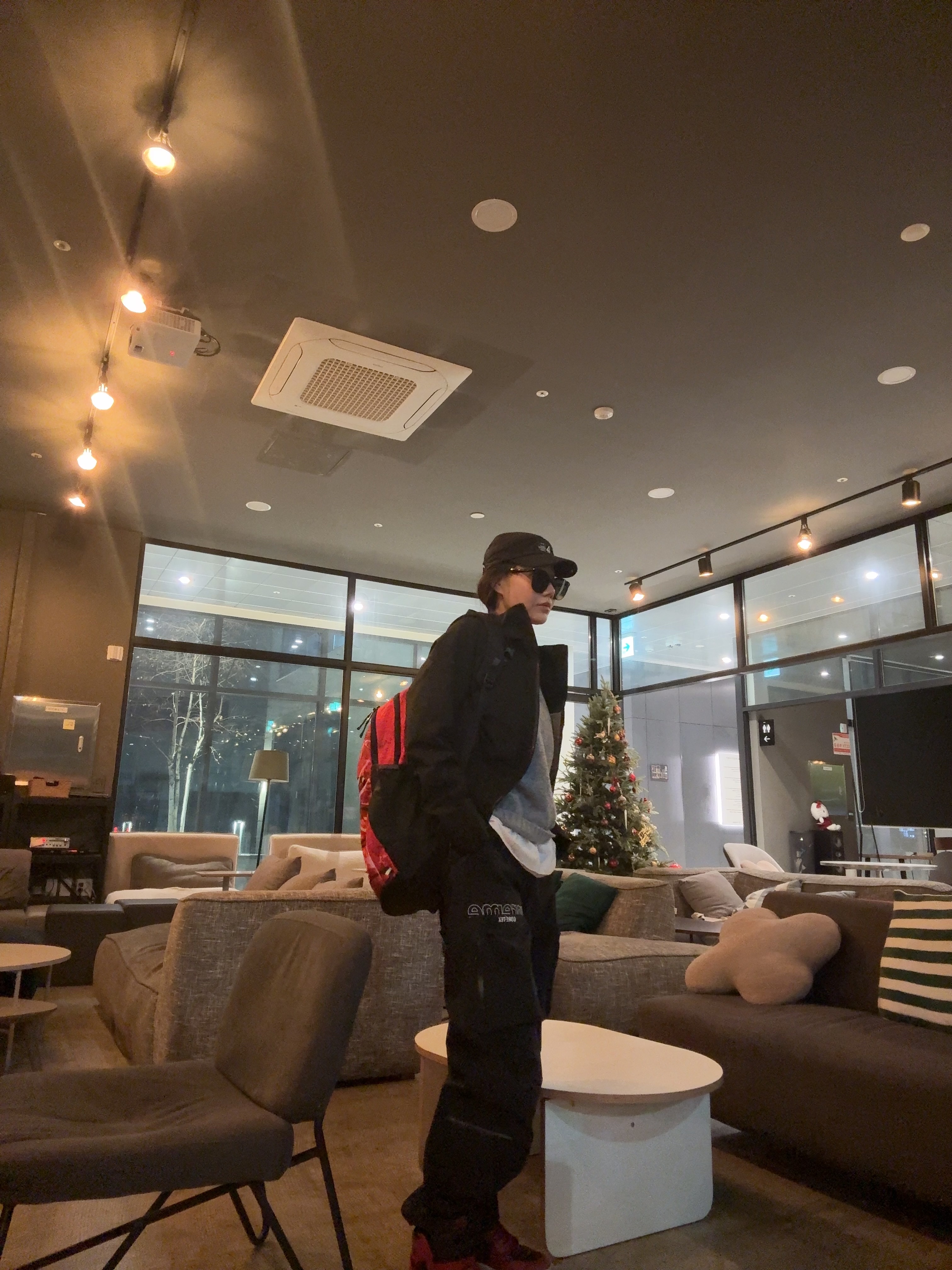 Nike ACG Tailwind Visor Cap Black, Supreme Gore-Tex Tech Pants Black - 21FW 착용 스타일 - 1