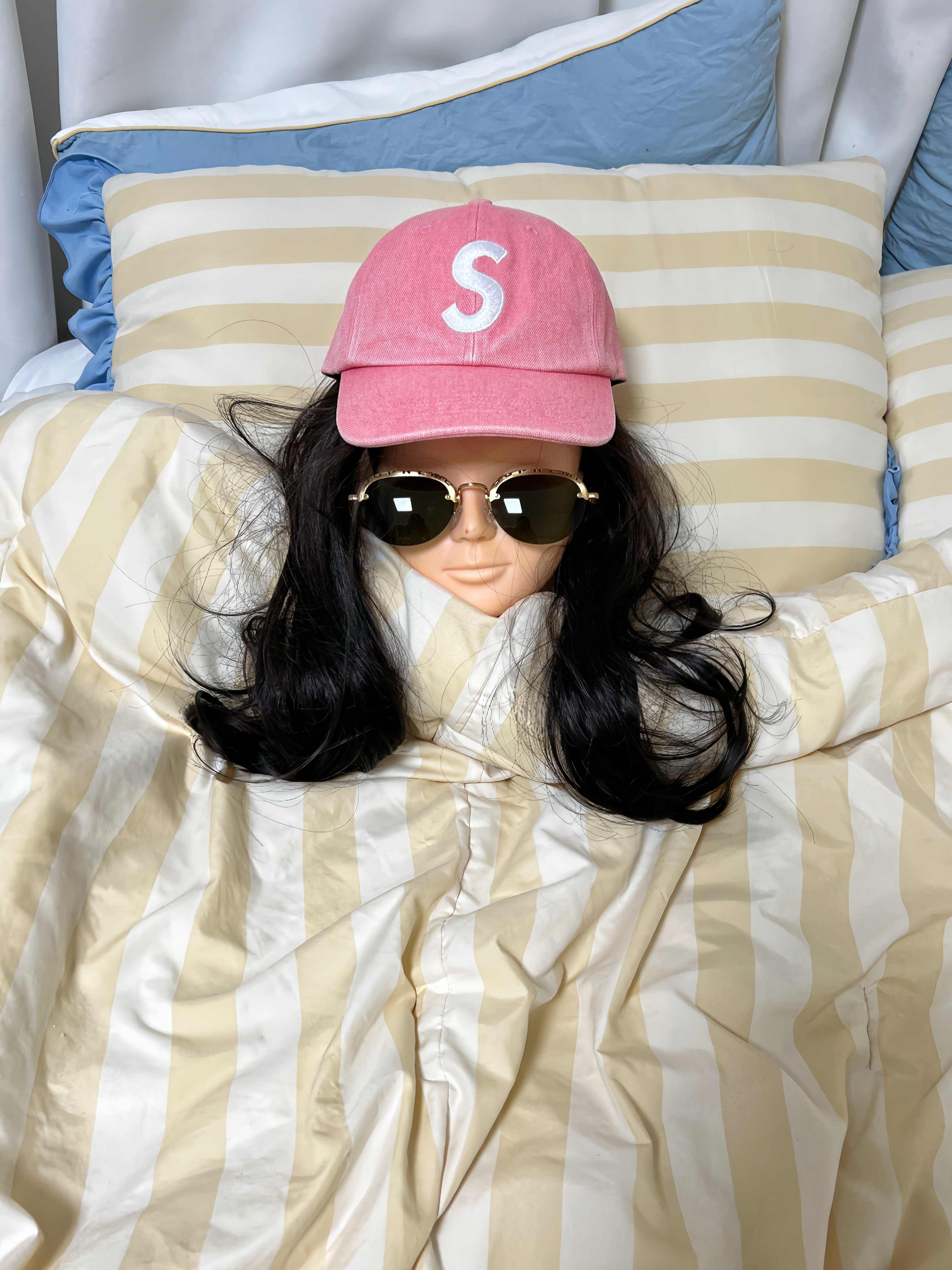 Supreme Pigment S Logo 6-Panel Bright Pink - 24FW, Supreme Elm Sunglasses Gold - 23SS 착용 스타일 - 1