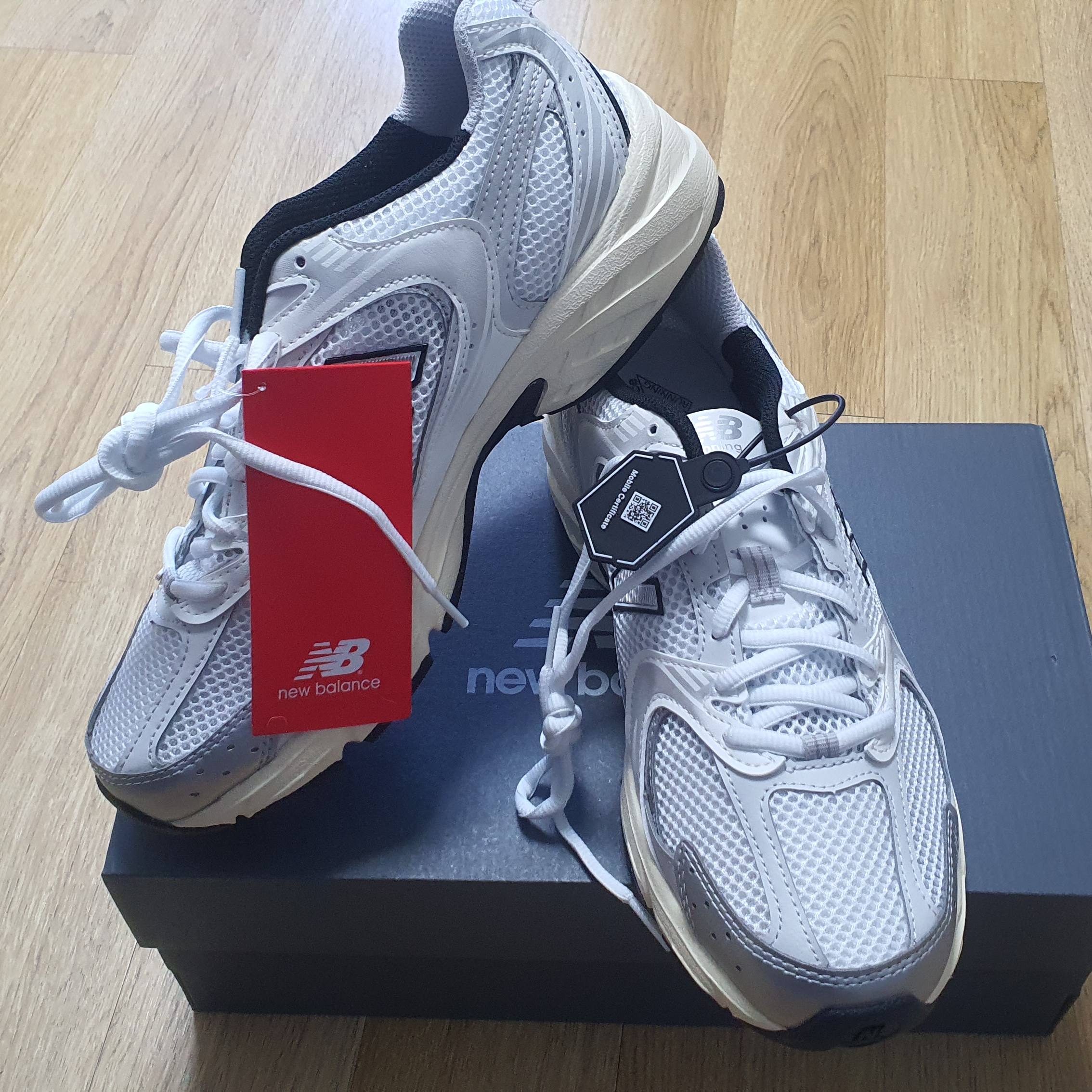 New Balance 530 Silver Cream 착용 스타일 - 3