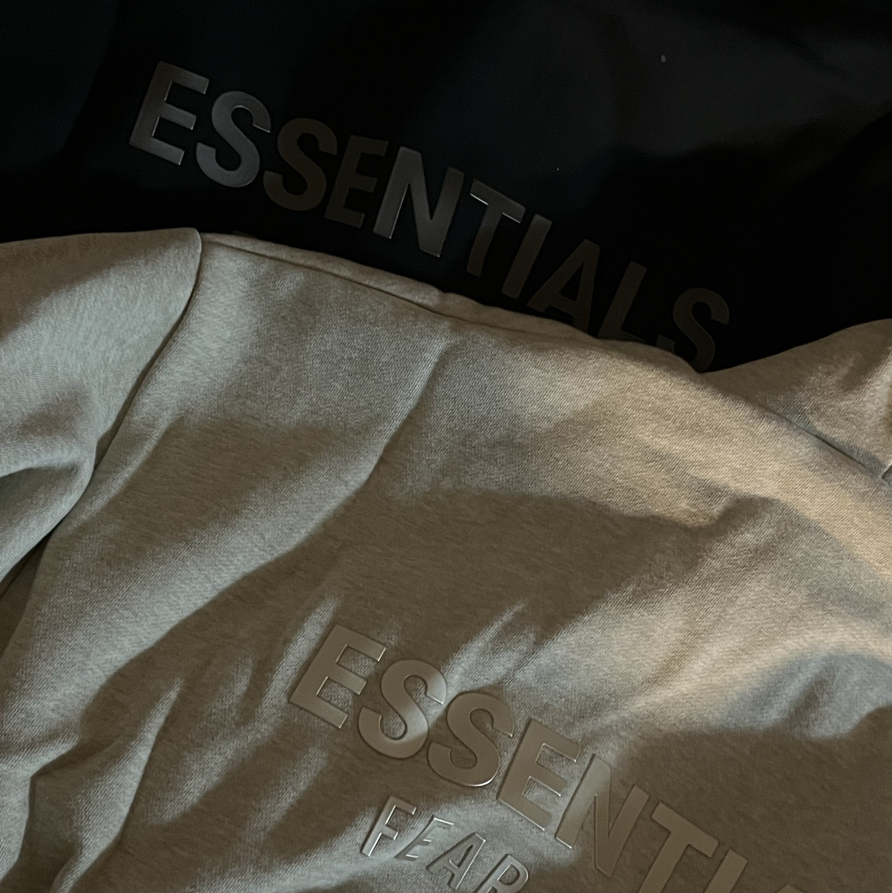 Essentials Classic Fleece Hoodie Heather Stone - 25SS, Essentials Classic Fleece Hoodie Jet Black - 25SS 착용 스타일