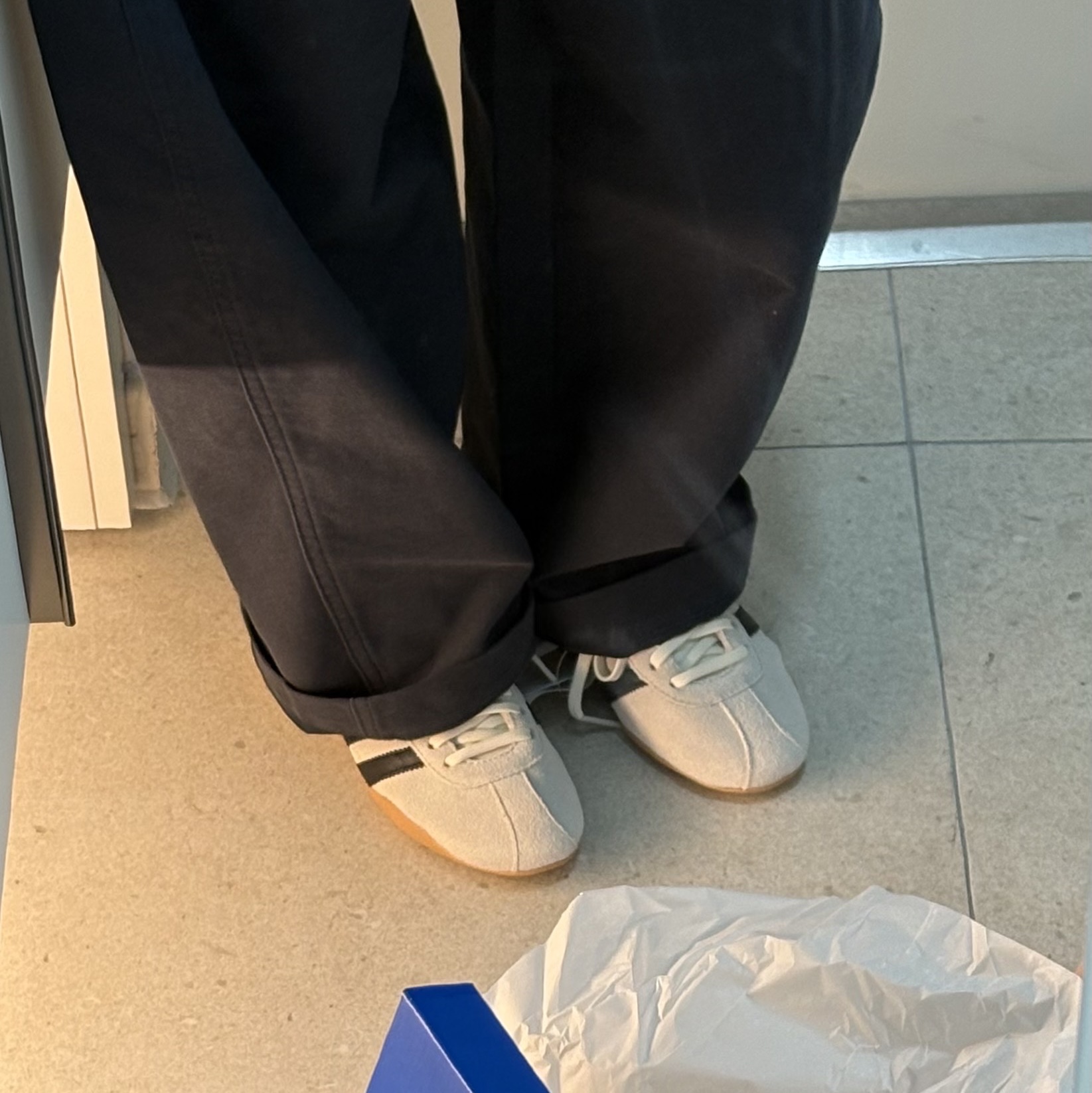 (W) Adidas Tokyo Off White Core Black 착용 스타일 - 2