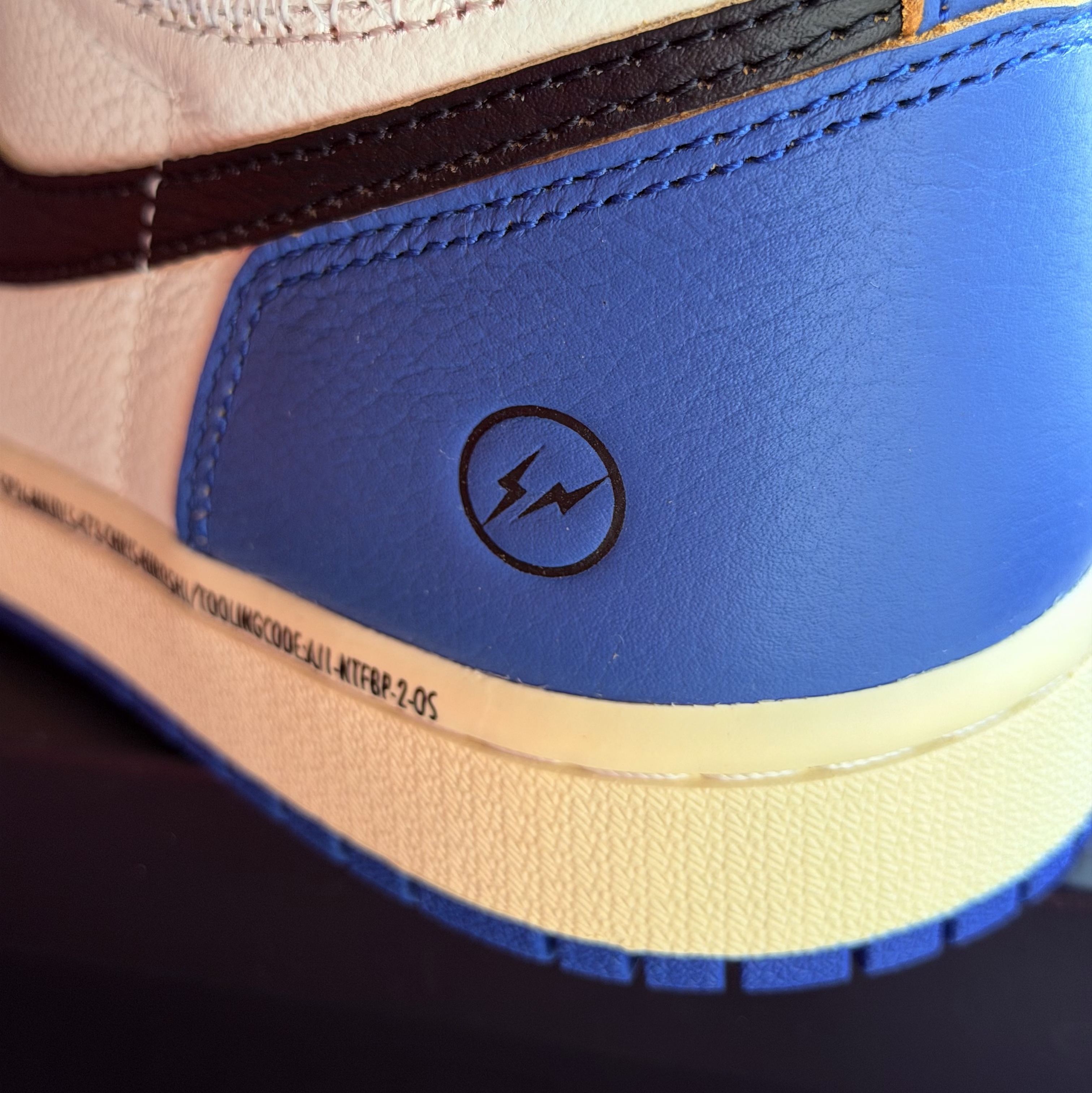 Jordan 1 x Fragment x Union LA Black and Varsity Red 착용 스타일 - 3